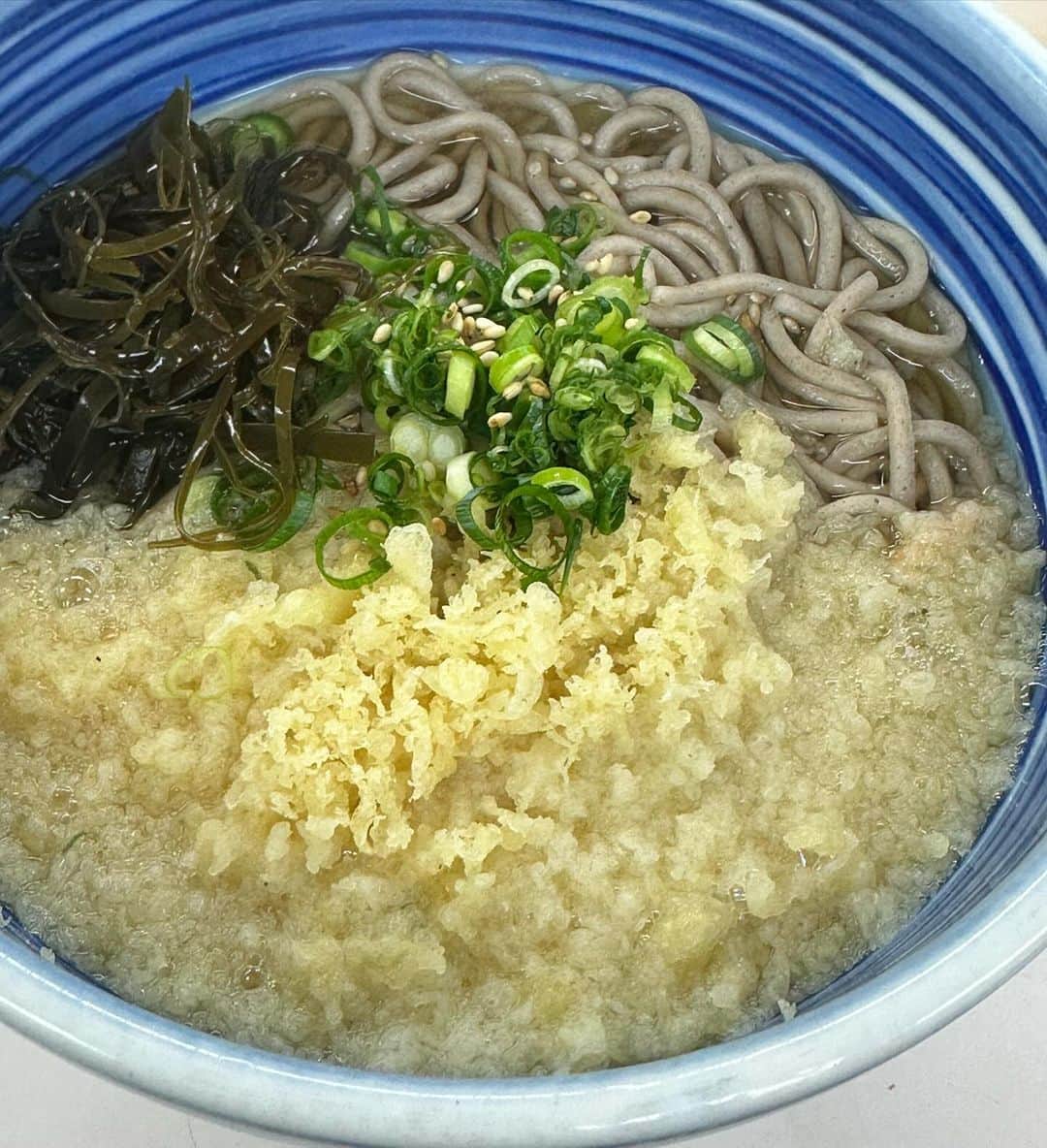 ハチミツ二郎さんのインスタグラム写真 - (ハチミツ二郎Instagram)「立ち食いそばのインスタだってこと忘れてました。 新宿区牛込柳町 白河そばでたぬきそば 550円。 ふわふわのたぬきそば。  #立ち食いそば #soba #たぬきそば」12月7日 10時20分 - jirohachimitsu