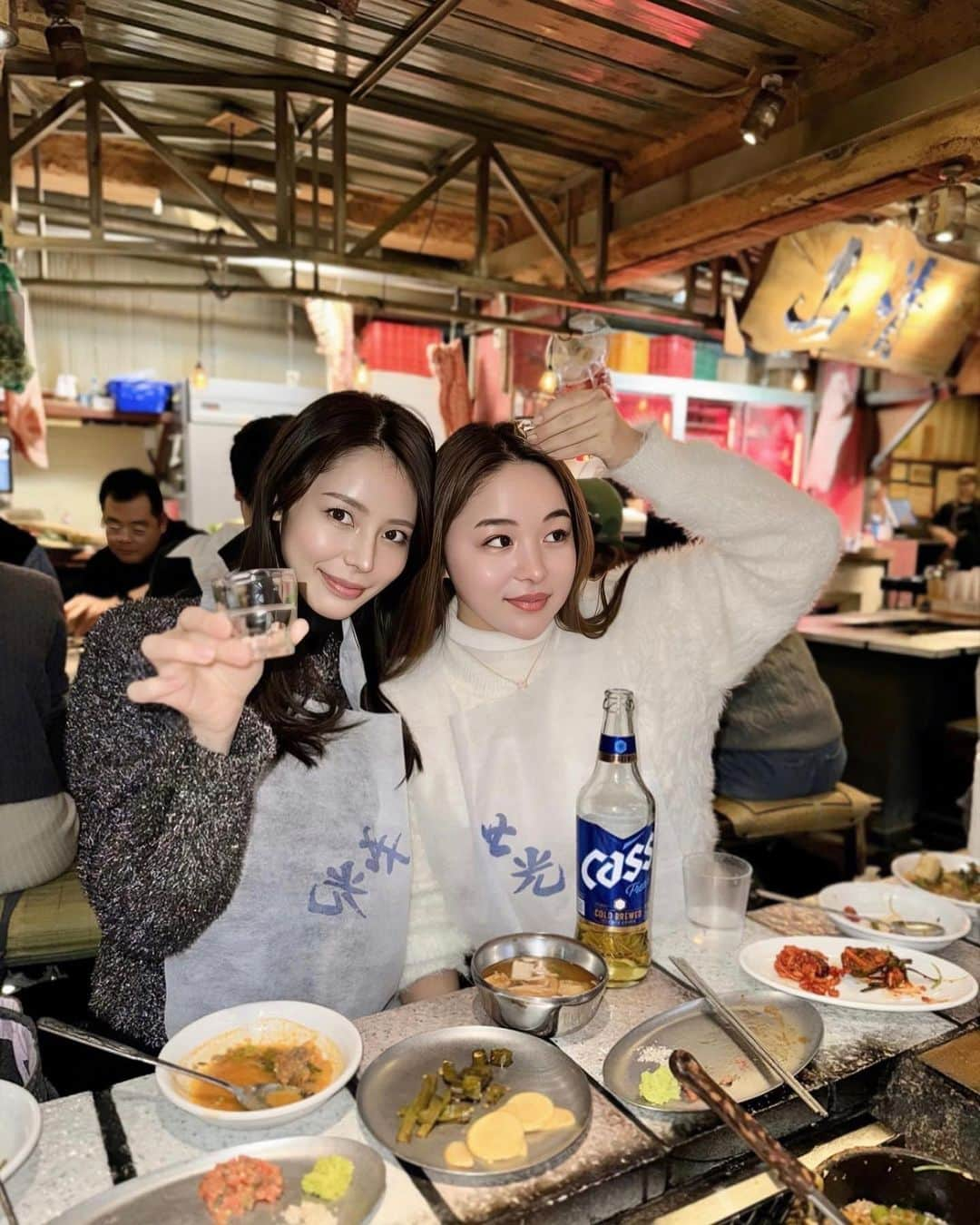 まゆまゆさんのインスタグラム写真 - (まゆまゆInstagram)「. 🇰🇷🍺🐖 @sancheongin 今ソウルで1番混んでるお店🐖 前回美味しかったからもう一度🫶 2-4時間待ちは当たり前です😭 @mayumayu365  ☜ご飯情報は、こちら . #山清#산청숫불가든 #まゆまゆの韓国旅🇰🇷#渡韓#韓国#韓国グルメ #ソウル#ソウル旅行 #ソウルグルメ  #sancheon」12月7日 10時39分 - 7mayu2mayu