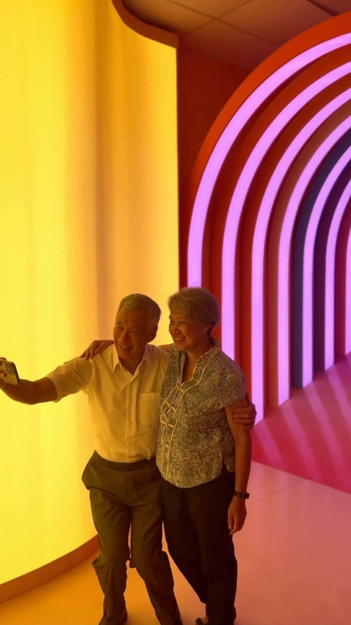 リー・シェンロンのインスタグラム：「Visited @lky.experience — an immersive exhibition about Mr Lee Kuan Yew.   The exhibition features three zones and 20 rooms, allowing visitors to travel different chapters of Mr Lee’s life, from his childhood to his academic years and turning points that shaped his ideas and actions. There are moving memories from those that interacted closely with Mr Lee, including people who took care of him, which gives a glimpse of what he was like beyond work.   It’s a family-friendly experience, a contemporary way for our younger generation to learn about our past, and a fitting close to the LKY100 year. I encourage everyone to pay a visit if you can. The exhibition runs until 31 December, so there’s still some time to catch it.   My thanks to the team behind this exhibition for hosting me. They have indeed honoured Mr Lee’s 100 years of legacy! – LHL  (PMO Video by Lynette Kwan)」