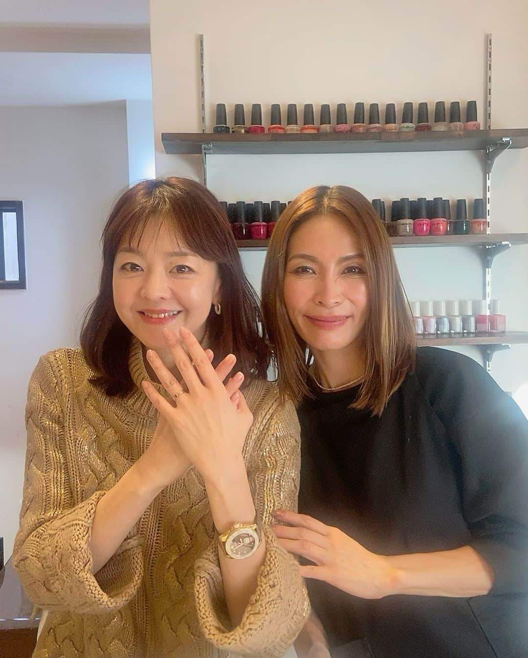 上田祥子さんのインスタグラム写真 - (上田祥子Instagram)「高野尚子さんのネイディーン ネイルズで指先を整えて頂きました。シンプル、ヌーディだけど華やか。そんな私のリクエストに、期待以上の仕上がりです。先端のシャンパンゴールドのラメが品良く輝いて、今週末のイベントにも完璧。 尚子さんがプロデュースされている、エシカルなセルフネイルのエッシーモも、ますます素敵なデザインが登場しています✨  #高野尚子さん #尚子さんありがとうございます #ネイディーンネイルズ  #エッシーモ」12月7日 10時43分 - uedasachikoinsta