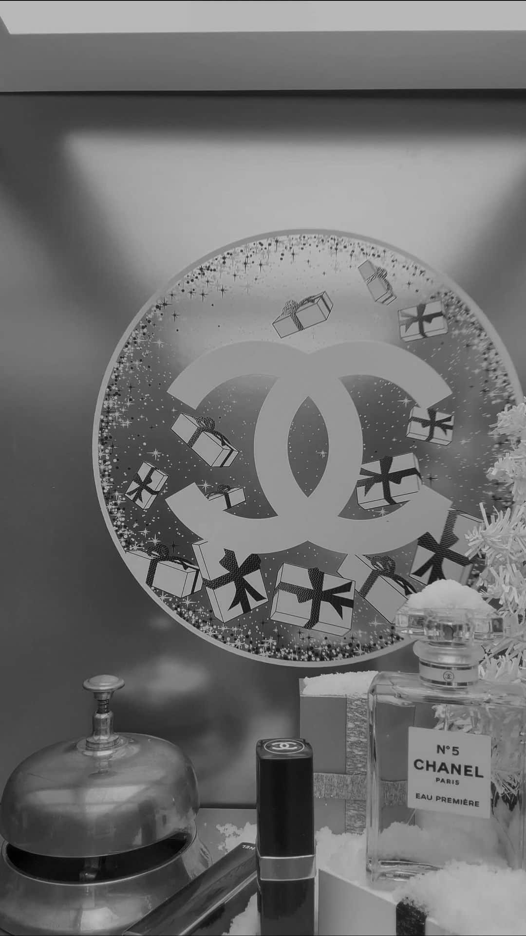 seikaのインスタグラム：「CHANEL WONDERLAND❄️ ⁡ ご招待していただき行ってきました… 沢山のサプライズと、 気品溢れる、CHANELの世界観を たっくさん堪能…✨  ぜひ、期間中に皆さんも…🎄❄️ ⁡ #CHANEL #CHANELHoliday #シャネルホリデー #CHANELWonderland @chanel.beauty」