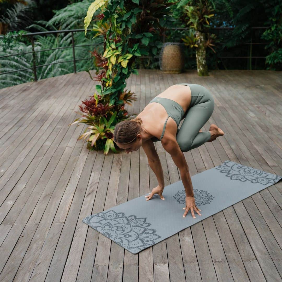 ヨガデザインラボ Yoga Design Labのインスタグラム：「✨  FLOW MAT  PURE MANDALA CHARCOAL  ヨガは体重を支えるため、筋力を強化するのに役立ちます。 特に体の中心部や背中、腕、脚の筋肉を鍛えるポーズが多くあります。  軽量で厚さ6mmの超クッション性のあるマット。 持ち運びと速乾性に優れ、初心者やフィットネスとヨガ両方に最適です。  すべてのレベルでご使用できます。  ～FLOW MAT～ PURE MANDALA CHARCOAL ピュア マンダラチャコール  厚さ：6mm 長さ：178cm x 幅61cm」