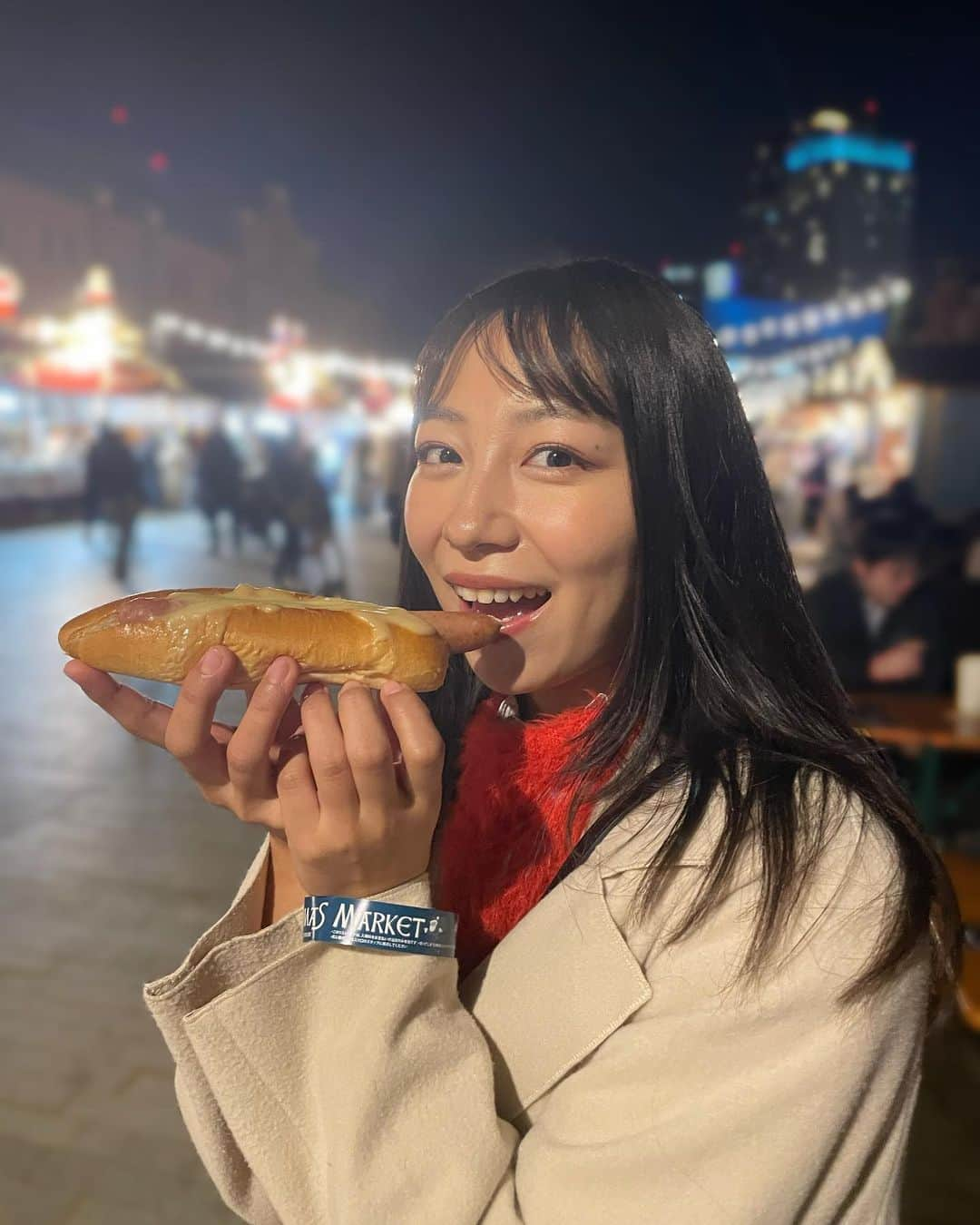 鈴木海那のインスタグラム：「赤れんがクリスマスマーケットにてパクリ。🌭  #赤れんが #赤れんが倉庫 #クリスマスマーケット #クリスマスマーケットin横浜赤レンガ倉庫」