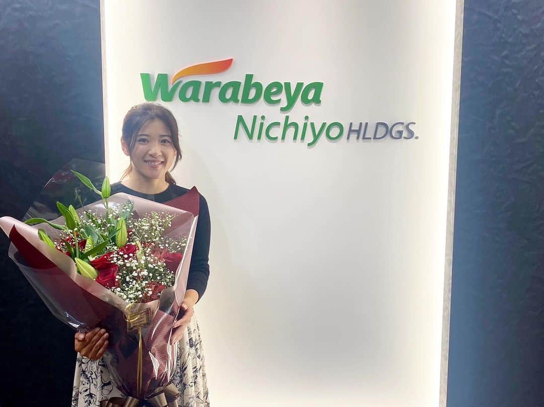 永井花奈のインスタグラム：「今年からスポンサーして頂いてる  #わらべや日洋ホールディングス 様にご挨拶に行ってきました。  シーズン中もピンクのおにぎりタオルで全国各地で沢山の応援をして頂いて、 来年こそは優勝をプレゼントをしたいとより強く思いました☺」