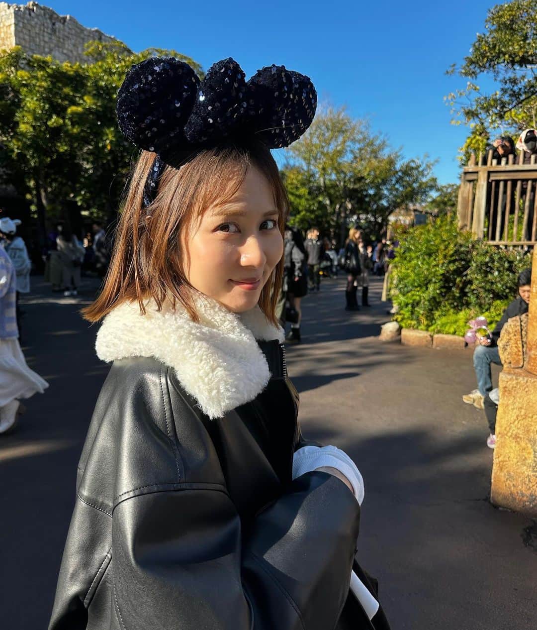 安藤絵里菜のインスタグラム：「・ 毎年恒例のクリスマスシーズンディズニー🐭🎄  30代、ディズニーでの過ごし方はひたすらお茶。笑 食べて食べて食べて…🍿 その模様は今月アップのYouTubeにて。  私より🐼の方がマップ見ながら何乗る？何食べるー？？ってはしゃいでた🫶  #ディズニー#ディズニーコーデ #ディズニーシー#ディズニーリゾート」