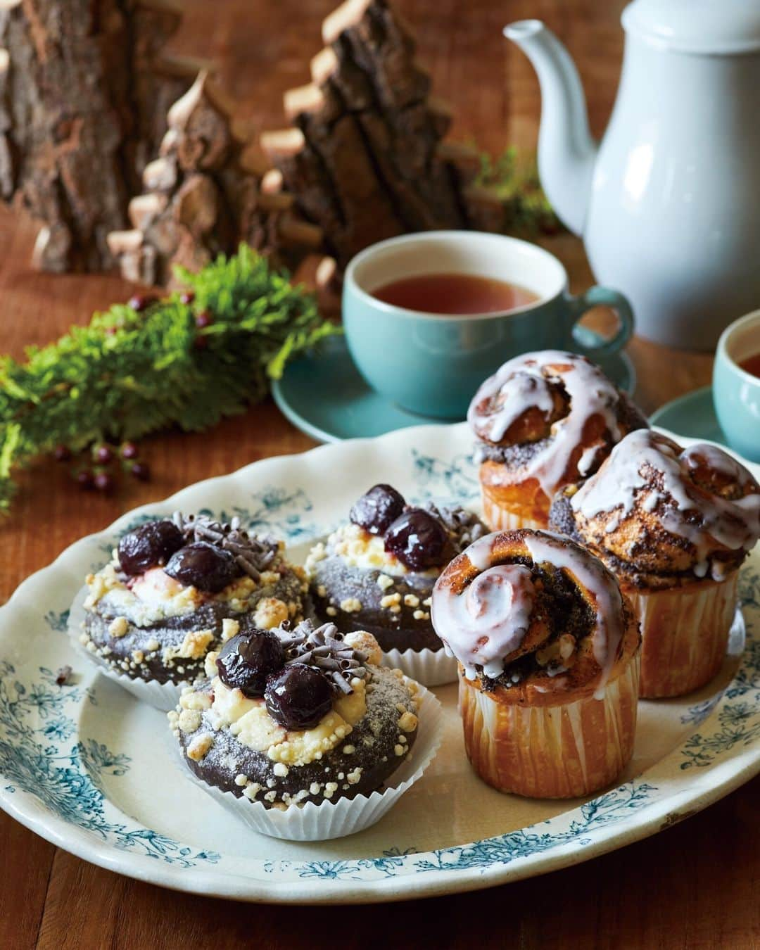 Afternoon Teaのインスタグラム：「. ＼☕冬のティータイムに🍒／ ベイカリーとティールームのパン販売店舗では『旅するティータイム』第2弾の〈ドイツ編〉を展開中！ 「黒い森のチェリーブレッド」は、ローズが香る「ダブルアップルティー」など華やかな味わいの紅茶と、「モーンブレッド」は少し濃い目のミルクティーなどとのペアリングがおすすめです。ドイツの伝統的な菓子パンを、アフタヌーンティーならではの味わいでお楽しみください。  ------------------------------ 旅するティータイム〈ドイツ編〉 #黒い森のチェリーブレッド（写真左） ------------------------------ ドイツで定番のシュヴァルツヴェルダーキルシュトルテ（黒い森のケーキ）をイメージしたパンです。 💬シロップ漬けのダークチェリーを使い、ドイツの定番ケーキをパンで表現したスイーツブレッドはティータイムにぴったりです！  ------------------------------ 旅するティータイム〈ドイツ編〉 #モーンブレッド（写真右） ------------------------------ ブリオッシュ生地にモーンマッセ（けしの実のペースト）を巻いて焼き上げました。クルミの食感がアクセント。 💬ドイツの伝統的な菓子パン（デニッシュ）に、モーンプルンダーというパンがあります。モーンはケシの実、プルンダーはデニッシュのこと。おやつにぴったりのパンからインスパイアされたパンです。  ＜展開期間＞11/9～12/25 ＜ベイカリーおよびパン取扱店舗＞ ✔アフタヌーンティー・ベイカリー 大丸神戸店、大丸福岡天神店 ✔アフタヌーンティー 札幌三越、アフタヌーンティー・ティールーム エスパル仙台、郡山うすい、メトロエム後楽園、ウィング上大岡、丸広百貨店川越店、近鉄百貨店和歌山店、天満屋岡山店、天満屋ポートプラザ、井筒屋小倉店、熊本鶴屋、大分トキハ、鹿児島山形屋、沖縄リウボウ  --------------------- Afternoon Tea公式アカウントでは 季節のメニューや雑貨の情報を日々発信しています。 ぜひフォローしてください！ @afternoontea_official  ※数量限定での販売となります。また食材の都合等で、日時によっては商品をご用意できない場合がございます。あらかじめご了承ください。 ※天候不良などにより、予告なく食材が変更になる場合がございます。あらかじめご了承ください。 ※写真はイメージです。  #アフタヌーンティーティールーム #アフタヌーンティーベイカリー #アフタヌーンティー #AfternoonTeaTEAROOM #AfternoonTeaBAKERY #AfternoonTea #TeaforPeace #アフタヌーンティーお茶時間 #パン好き #パン #パンスタグラム #パン活 #旅するティータイム」