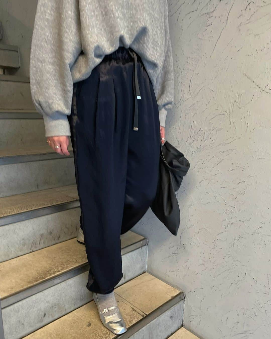 松本有理奈のインスタグラム：「先行アイテムの中でも断トツ人気No. 1はやっぱりサテンラインパンツ♡ グリーンは完売、ネイビーも残り僅かとなっております！ 気になる方はぜひお早めに😊  お得な特典もご用意しているので是非この機会をお見逃しなく！ 【24SS PRE ORDER】 12/6(水)12:00〜12/10(日)23:59 ・送料無料 ・会員ポイント5倍 ・2buy10％off #manof #マノフ #manof24sspreorder」