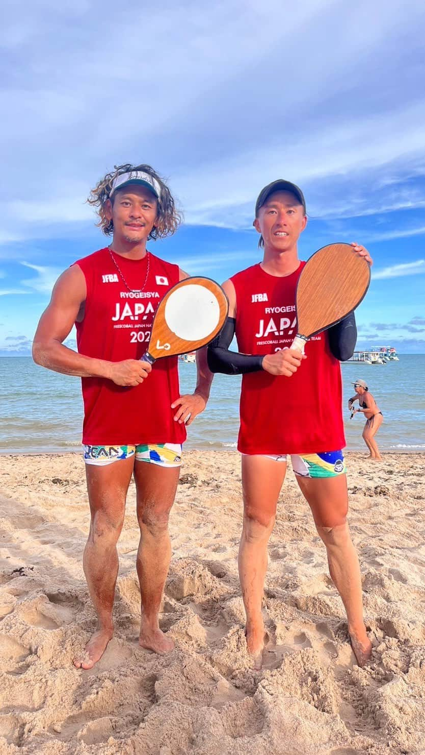 五十嵐恭雄のインスタグラム：「ブラジル遠征🇧🇷フレスコボール2試合目🏓 23044点 @machui0706 との出場でした！✍️ 色々と経験して成長できたと思います！  #paraiba #tanbou #ブラジル #brazil #riodejaneiro  #Frescoball #Frescobol #BRAZIL #日本代表 #スポーツ #アスリート #athlete #マッスル #muscle #sports #ビーチスポーツ #japan #日本  #羽子板 #マイナースポーツ」