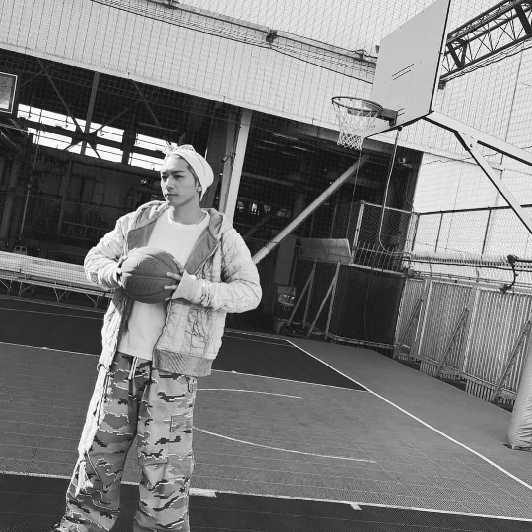 野替愁平さんのインスタグラム写真 - (野替愁平Instagram)「🎬You’re the Reason🎼  袖の長いアウター着てバスケは鍛えられた🤣🏀  ツアー中に書いたこの曲、D6のみんなを思い浮かべやすく書きやすかった😌  #DobermanInfinity #YouretheReason」12月7日 11時31分 - sway_ldh
