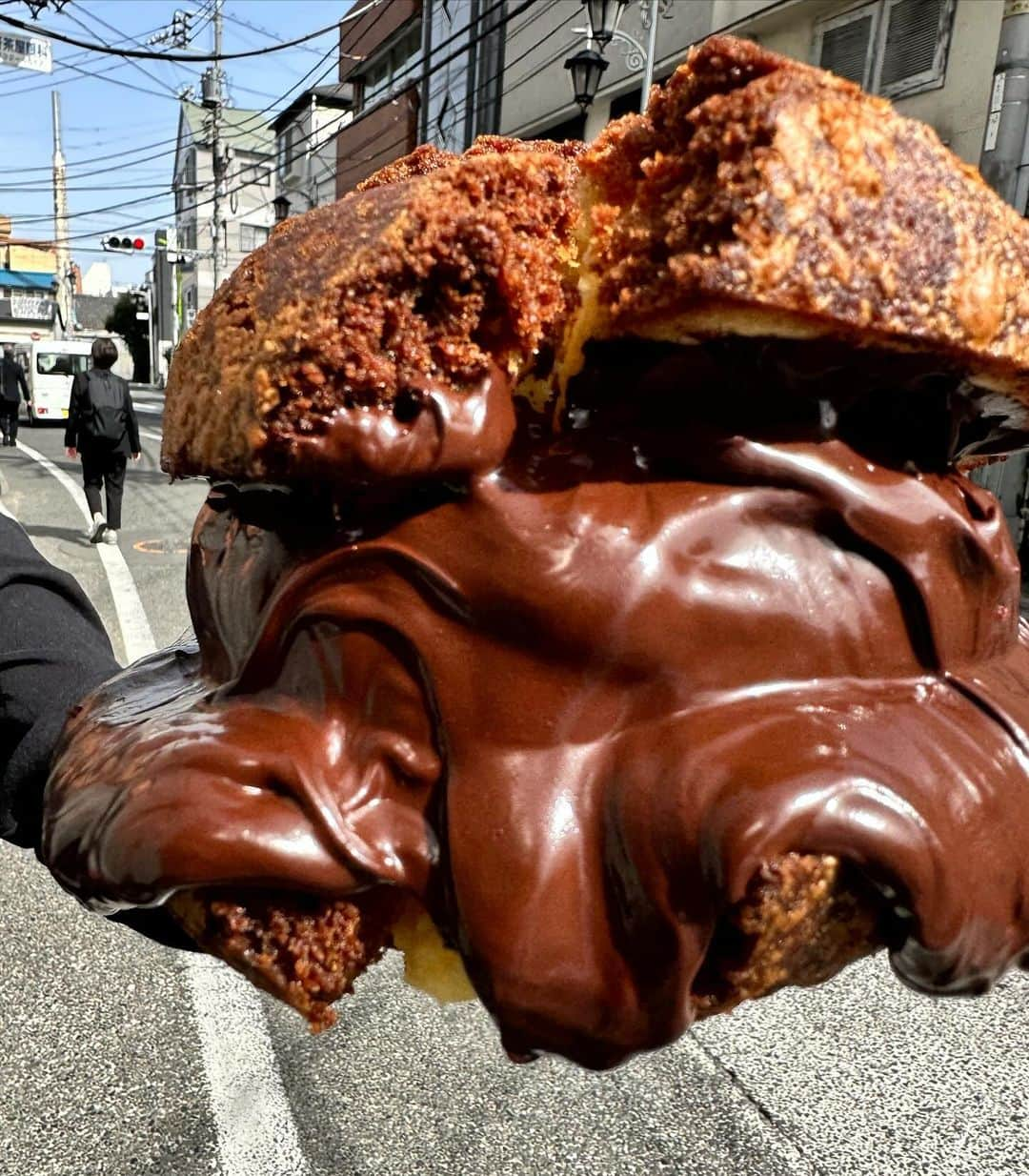 Coffee & Toast Tokyoのインスタグラム：「"どっぷり" チョコドーナツ‼︎ ❤️❤️❤️❤️❤️❤️❤️❤️❤️  “Chocolate  donut is the bomb!”  ドーナツ仕立てに揚げたパンにどっぷりチョコレート‼︎  この背徳感、たまらんです😋😋😋  . . . . . #どっぷりチョコドーナツ #チョコレート  #チョコドーナツ  #donut  #donuts  #donutlover  #ドーナツ  #chocolate  #chocolatedonut   #chocolat  #cioccolato  #chocola  #巧克力  #ช็อคโกแลต  #초콜릿  #三軒茶屋ランチ  #世田谷線カフェ  #パンスタグラム  #東京カフェ  #三軒茶屋カフェ #三軒茶屋  #パン #三茶カフェ  #三茶 #田園都市線カフェ #コーヒーアンドトースト  #coffeeandtoast #foodie  #foodiegram #chocolatebread」