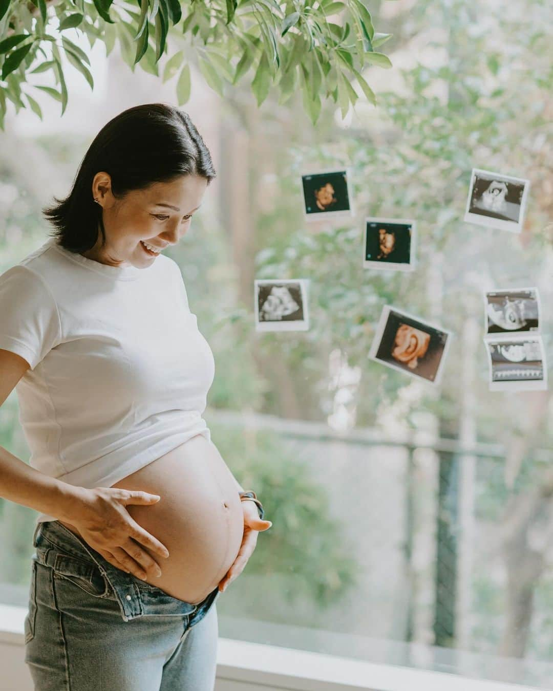 日下裕江さんのインスタグラム写真 - (日下裕江Instagram)「✼••┈maternity photo ┈••✼  Solo version｡:.ﾟஐ⋆*  Photo by @noren.ange   たまに胎動を感じる瞬間があり、 そんな瞬間もカメラと私の表情を通して 収められてるのが分かる写真が一生の宝物になりました💖  恥ずかしがり屋なのか、 ピタッと動かない瞬間がほとんどのベビ様  撮影が終わった後は 元気に動いてましたが😂  エコー写真も お顔を隠してる時が殆どで🙈 完全に背中を向けちゃって、 後頭部しか見えない時があります😂  お顔が見えるエコー写真は数枚w 貴重なエコー写真も このマタニティフォトで一緒に収められて良かった✨  臨月に入ってから まだ１度もお顔を見せてくれてませんw  誕生するまでのサプライズという事かな🤭 楽しみです♪  #マタニティフォト #ソロバージョン #妊婦 #妊婦写真 #胎児 #胎動の瞬間 #撮影 #モデル  #norenange #photography #photo #maternity #maternityphotography #maternityshoot #shooting」12月7日 11時27分 - hiroe___h