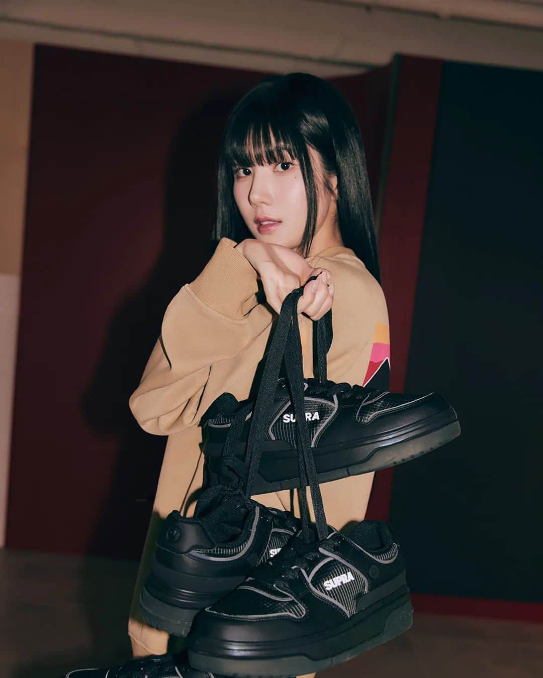 スープラのインスタグラム：「SUPRA and KWON EUNBI met again at the flagship store in Hannam. Discover the warm winter “gorp-core” style with down jackets and outdoor shoes.  With SUPRA's own street mood, the 23 Winter Season Collection features lightweight and stylish items that are perfect for both daily wear and outdoor activities.  Photographer LESS」