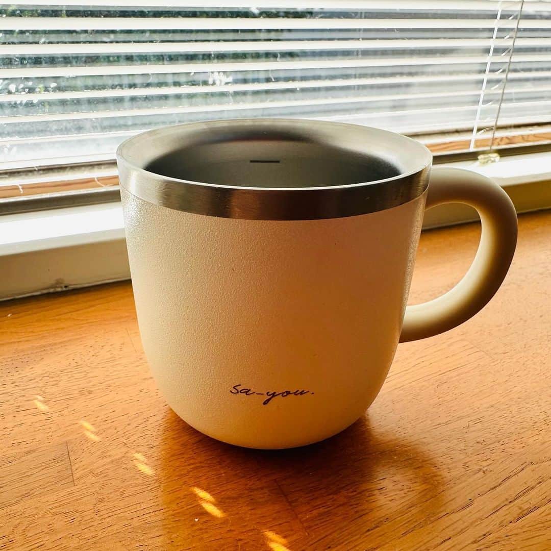 佐藤尚之のインスタグラム：「まだ買ったばかりだけど、これ、なかなかいいかも。  白湯（さゆ）専用マグカップ「Sa-you」。 沸騰したお湯をたった3分で60℃くらいまで下げてくれる。  100℃のお湯をキッチンで注いで、デスクに持っていってメールをひとつ見ているともう60℃ちょいに下がってる。で、そのまま1時間くらいは40℃くらいで保温。  白湯生活している方にはオススメかも。  敢えて言えば320mlではなく500mlくらいのが欲しいけど、そうすると高くなっちゃうのかな。このマグカップで2680円。  でも、舌もやけどしないし、沸騰から待たなくていいし、なかなかよいなぁ（最初から60℃で沸かす手もあるけど、それってあまり美味しくない気がするので、沸騰を短時間で冷ましてくれるのうれしい）。  #白湯生活  #sayou  #白湯専用マグカップ」