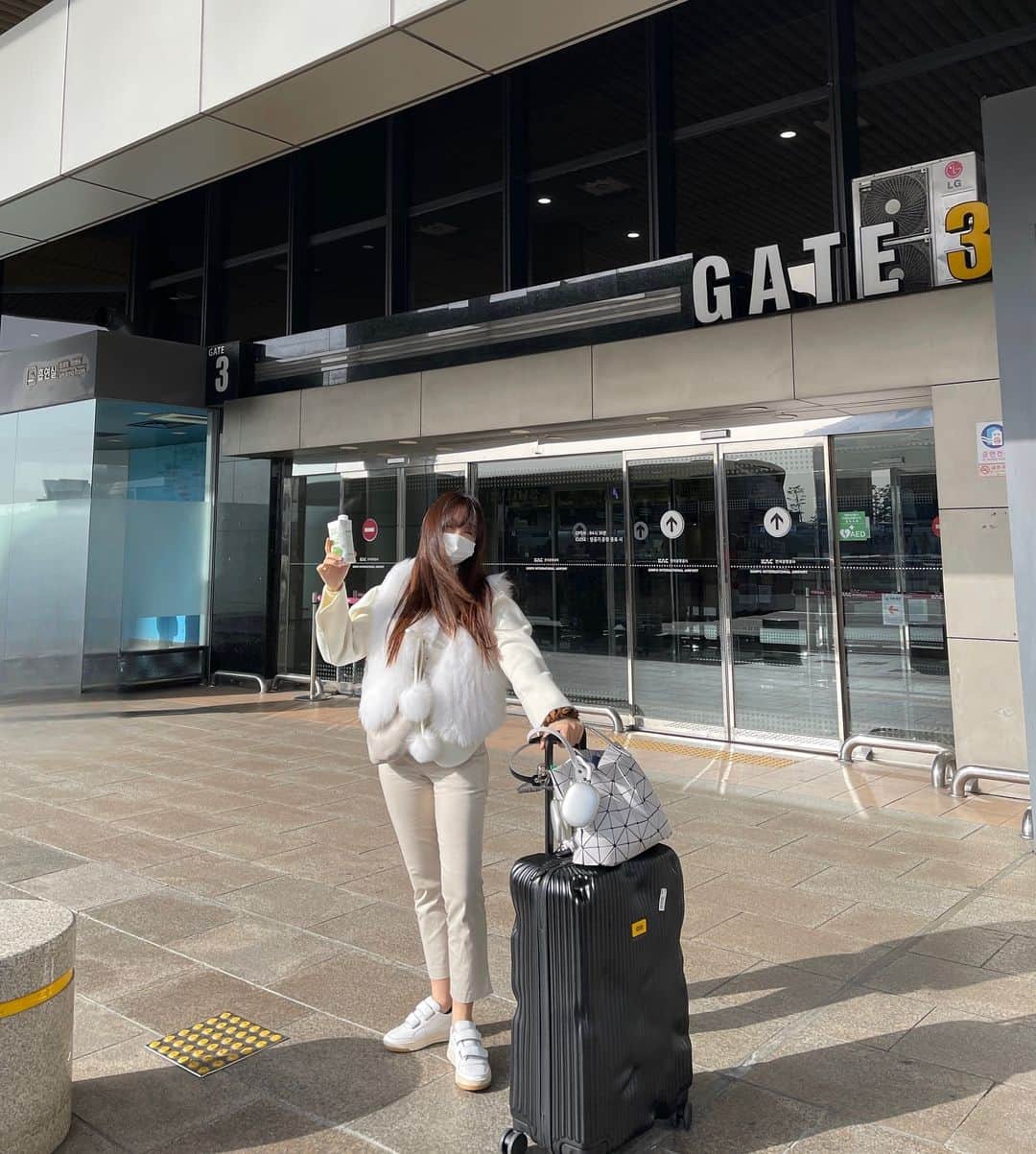 チョ・ミニョンのインスタグラム：「저 혼자 #일본 떠납니다✈️ 이제 여행사진 건지려면 미친 사교성과 친화력을 발휘해야 할텐데,, 뭐 , 붙임성 실패시 일본전경만 올라올 예정입니다  마지막 떠나기전 당분간 서로 안본다는 생각에 신나서 찍은 민기85랑 마지막 공항사진  #우애깊은 #현실남매 #웃으며작별」
