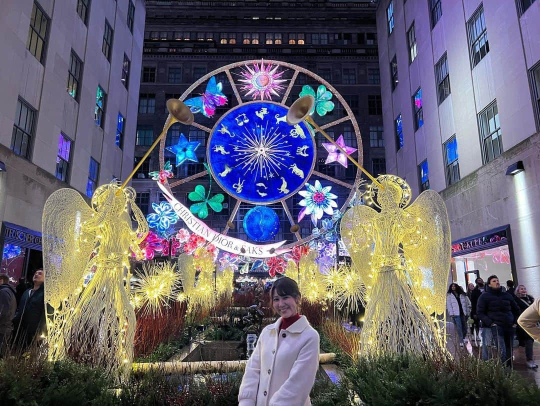 荒木優里さんのインスタグラム写真 - (荒木優里Instagram)「🌟 Saks Fifth Avenueのイルミネーション😆⭐️ やっと夜に見に行くことができました🥰❣️  Diorとのコラボで 魔法のような夢のメリーゴーランド🩷 かわいすぎる〜😍😍 これが無料でいつでも見られるなんてすごいなぁ😳  光のショーは10分間隔で行われるそうで、 時間を気にせず立ち寄れるのもうれしい🤗❤️  #christmaslights #saksfifthavenue #dior #アメリカ生活 #アメリカ暮らし #ニューヨーク #ニューヨーク生活  #ニューヨーク暮らし #ニューヨーク在住 #Newyork #NYC #NY #アメリカ在住日本人 #帯同妻 #渡米記録 #海外生活 #travel #trip #旅行好き #アナウンサー #フリーアナウンサー #荒木優里 #荒木優里のゆるりアメリカ生活」12月7日 11時33分 - yuriaraki0726