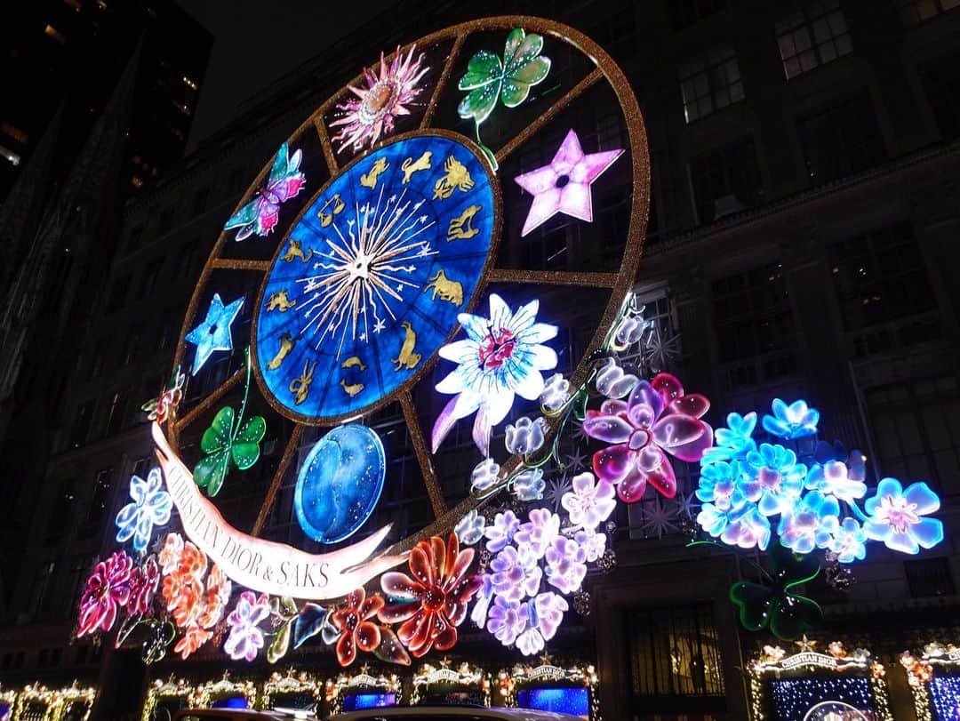 荒木優里のインスタグラム：「🌟 Saks Fifth Avenueのイルミネーション😆⭐️ やっと夜に見に行くことができました🥰❣️  Diorとのコラボで 魔法のような夢のメリーゴーランド🩷 かわいすぎる〜😍😍 これが無料でいつでも見られるなんてすごいなぁ😳  光のショーは10分間隔で行われるそうで、 時間を気にせず立ち寄れるのもうれしい🤗❤️  #christmaslights #saksfifthavenue #dior #アメリカ生活 #アメリカ暮らし #ニューヨーク #ニューヨーク生活  #ニューヨーク暮らし #ニューヨーク在住 #Newyork #NYC #NY #アメリカ在住日本人 #帯同妻 #渡米記録 #海外生活 #travel #trip #旅行好き #アナウンサー #フリーアナウンサー #荒木優里 #荒木優里のゆるりアメリカ生活」