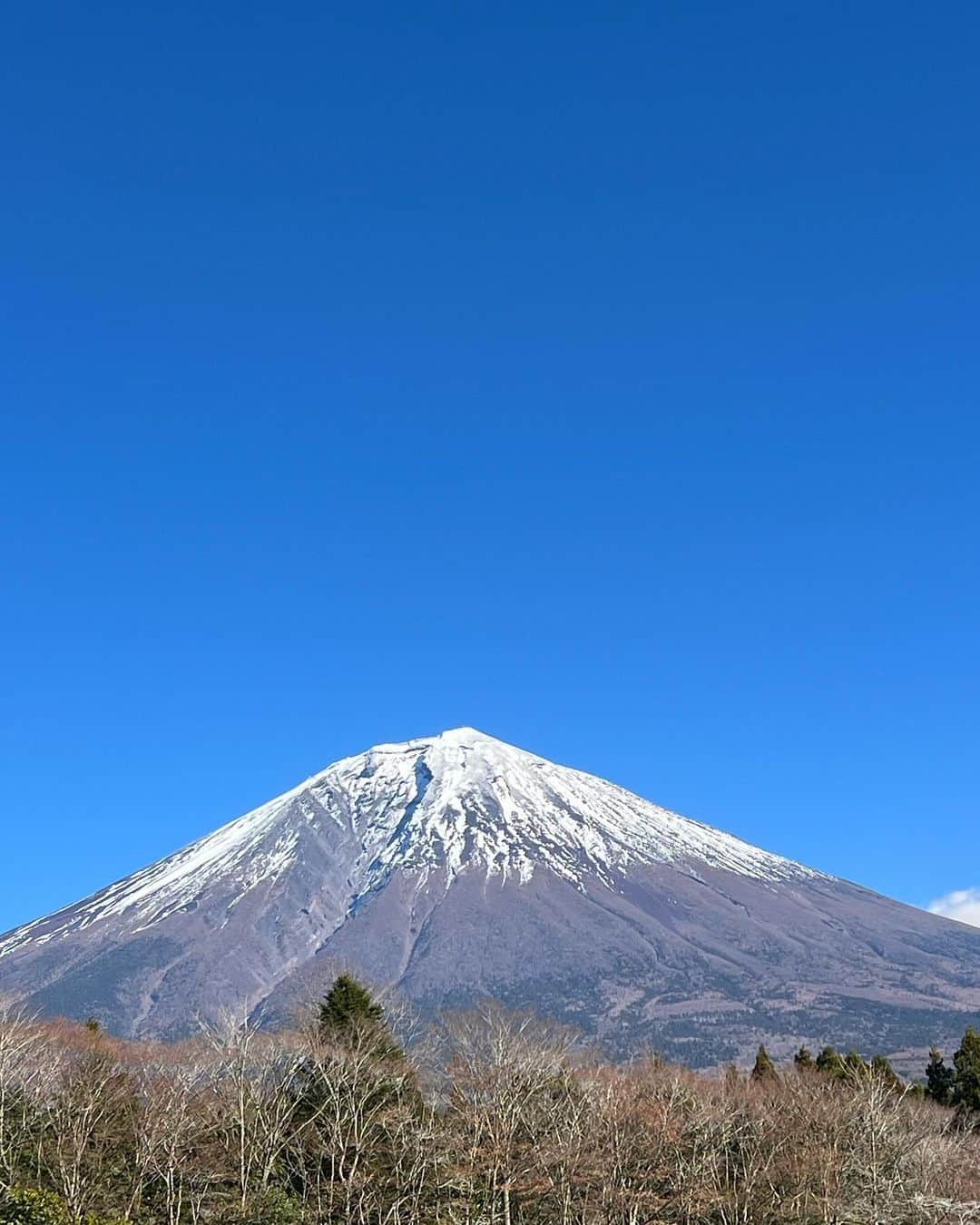 樫木裕実のインスタグラム：「昨日はレッスンを今日に変更させてもらって🙏 家族と富士山へ🗻 雲ひとつない晴天に恵まれ暖かくて 空気が気持ちよくて食べ物も美味しくて穏やかな 楽しい時間を過ごすことができました。 静岡好きだなぁって思います💓  帰りはストーリーにもアップしたけれど😂 何十年振りかのカラオケへ🎤 若者に全くついていけず💦 こんな気後れしたのも久しぶりな気持ち🤣 何もかも新鮮でした。  昨日を今日のレッスンに変更をして来れなくなって しまった方々すいませんでした。 今日からまた新たな気持ちで年末29日まで全力で 駆け抜けていきます。  #樫木裕実 #家族と #富士山へ #オフの日 #亡きダディと亡き兄に愛を込めて」