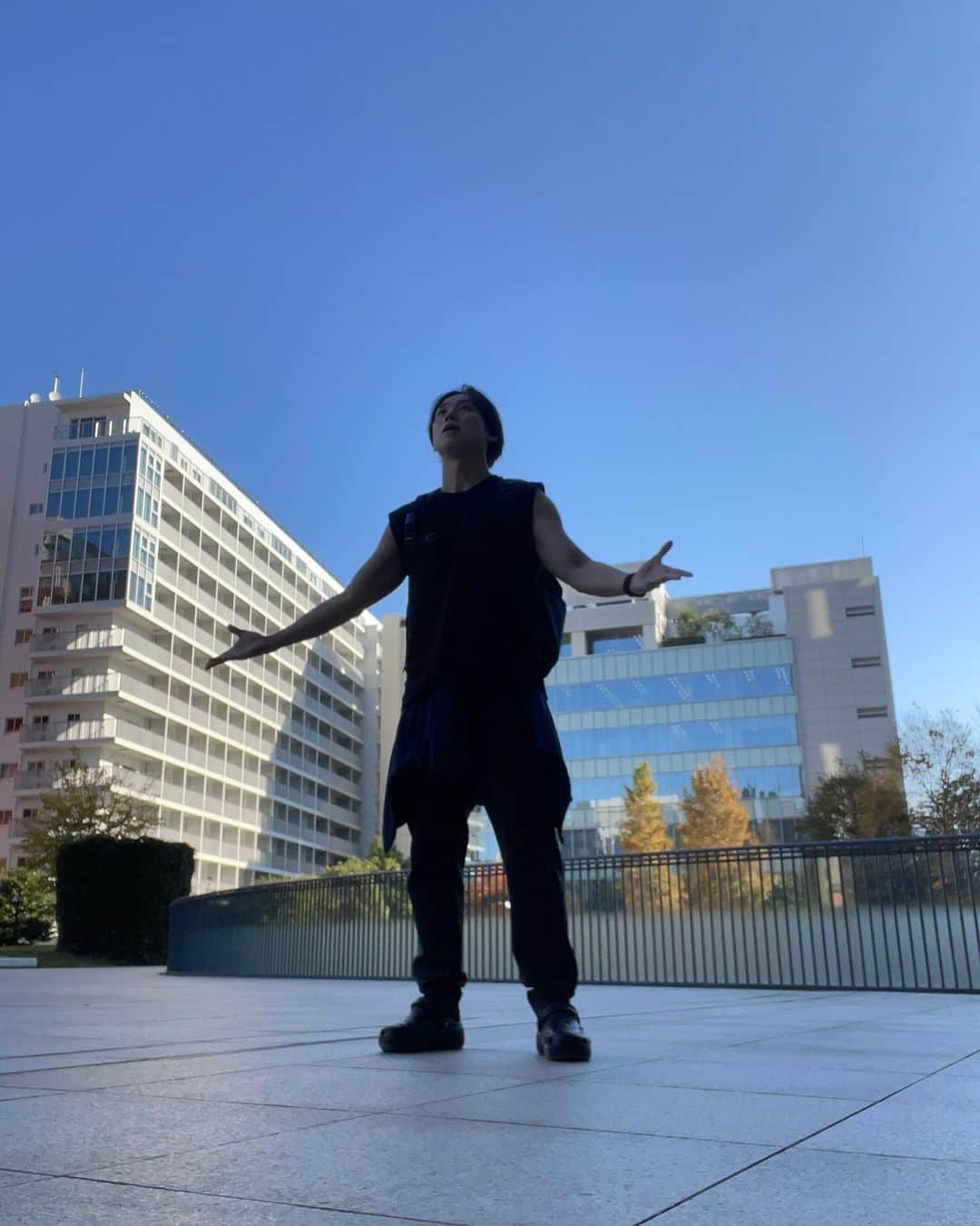 山崎勝之のインスタグラム：「今日は暖かいですなぁ。 日陰が涼しくて気持ちいい♪  インナーは着て行き、 帰りに新しいTシャツに着替えるタイプです。  #モーションアクター」