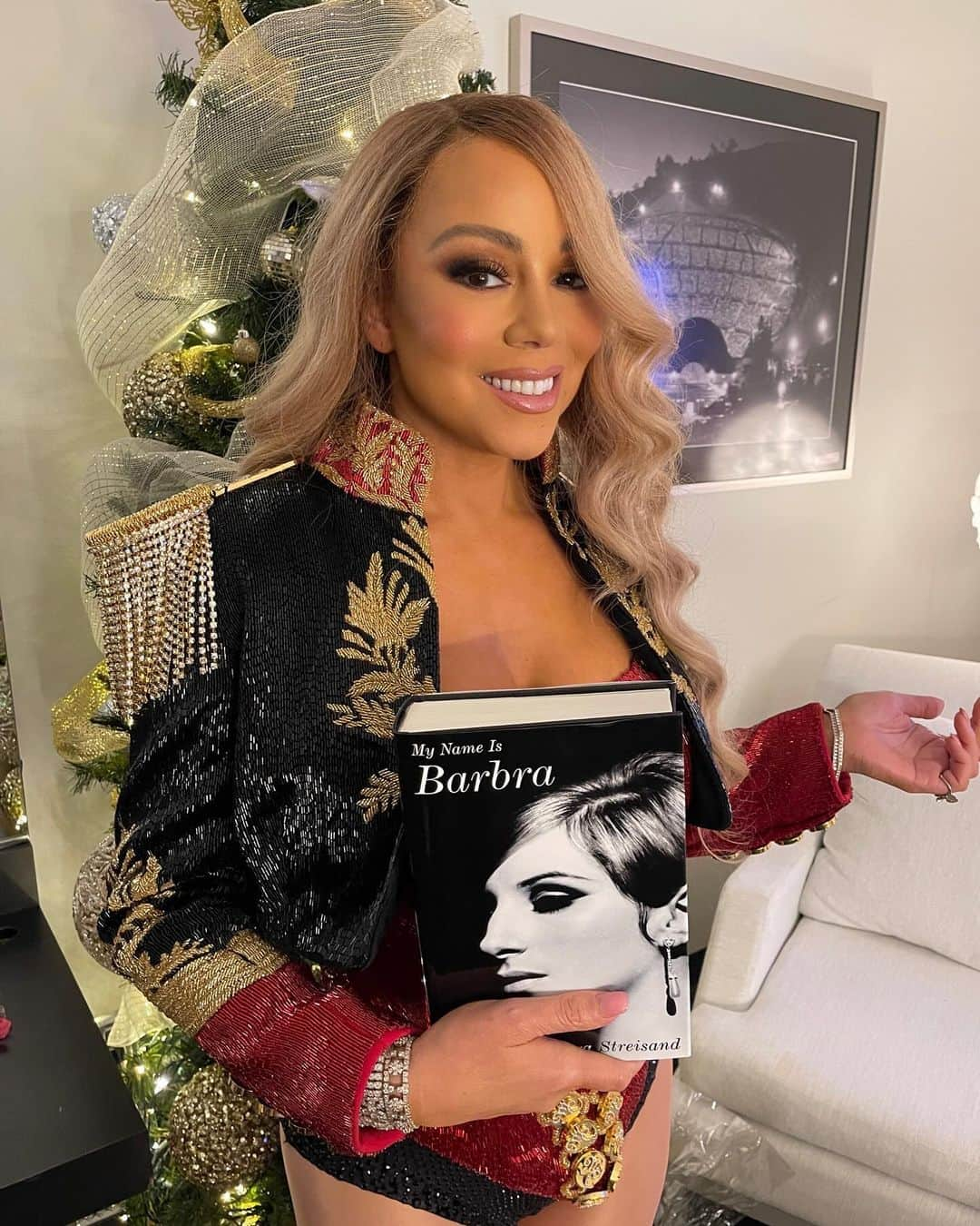 マライア・キャリーのインスタグラム：「🎶 Living like Babs cause it’s Evergreen 🎶 Reading the incredible memoir by @barbrastreisand on the tour bus!📕❤️ Thank you for the gift and the fabulous dedication @billyeichner 💋」