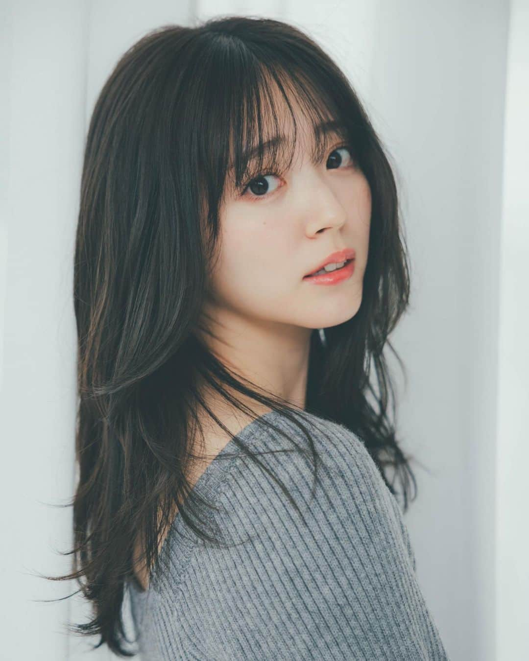 鈴木愛理さんのインスタグラム写真 - (鈴木愛理Instagram)「✴︎「週刊FLASH」　 表紙巻頭を務めさせていただき、先日まで店頭に並んでいましたがお手に取っていただけましたか？  髪の毛を暗くしてすぐの撮影でした☺︎ １枚目はお気に入りだったけど誌面に載らなかったカット。 載せて良いとのことだったので記念に♡  雑誌のサブスクなどではまだ見れるので、逃した！って方はぜひです☺️」12月7日 11時48分 - airisuzuki_official_uf