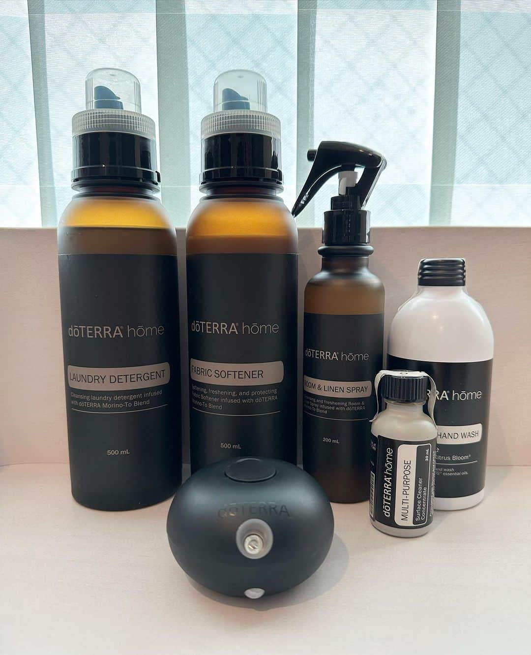 若林愛さんのインスタグラム写真 - (若林愛Instagram)「doTERRA home コレクション✨✨ ナチュラルな素材で作られた製品ラインアップで、森の音シリーズの、本当に清々しくて上品な香りが癒やしなの🥺✨ 気分が上がるーーー！ セット内容 ・森の音 洗濯用洗剤 ・森の音 柔軟仕上げ剤 ・森の音 ルーム&リネンスプレー ・ドテラ マルチパーパスサーフェスクリーナー（濃縮タイプ）＆ディスペンサー ・シトラスブルーム フォーミングハンドウォッシュ（濃縮タイプ）＆ディスペンサー ・レモンマートル エッセンシャルオイル 5mL ・ドテラ バブルディフューザー ブラック . #pr #doterra #ドテラ #森の音 #homeコレクション #洗濯用洗剤 #柔軟剤 #ディフューザー #レモンマートル #リネンスプレー #エッセンシャルオイル #メディカルアロマ」12月7日 11時43分 - megumi.cl