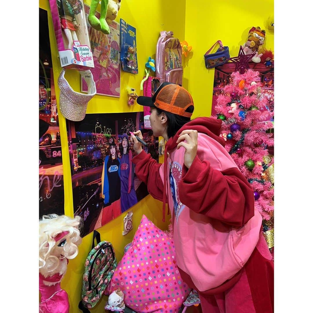 Laforet HARAJUKUさんのインスタグラム写真 - (Laforet HARAJUKUInstagram)「女優　仲里依紗のお洋服屋さんRE.（アールイードット）の期間限定ポップアップショップ第３弾が本日12.7から12.10まで開催！昨夜エントランスの「RE.Xmas Candy House」にサインを描いていただきました。お部屋の中を覗いてみたり同じポーズで写真を撮ったりすればクリスマス気分爆上げ間違いなし！  #ラフォーレ原宿 #ラフォーレ #原宿 #laforetharajuku #laforet #harajuku #popup #RE #仲里依紗」12月7日 11時44分 - laforet_h