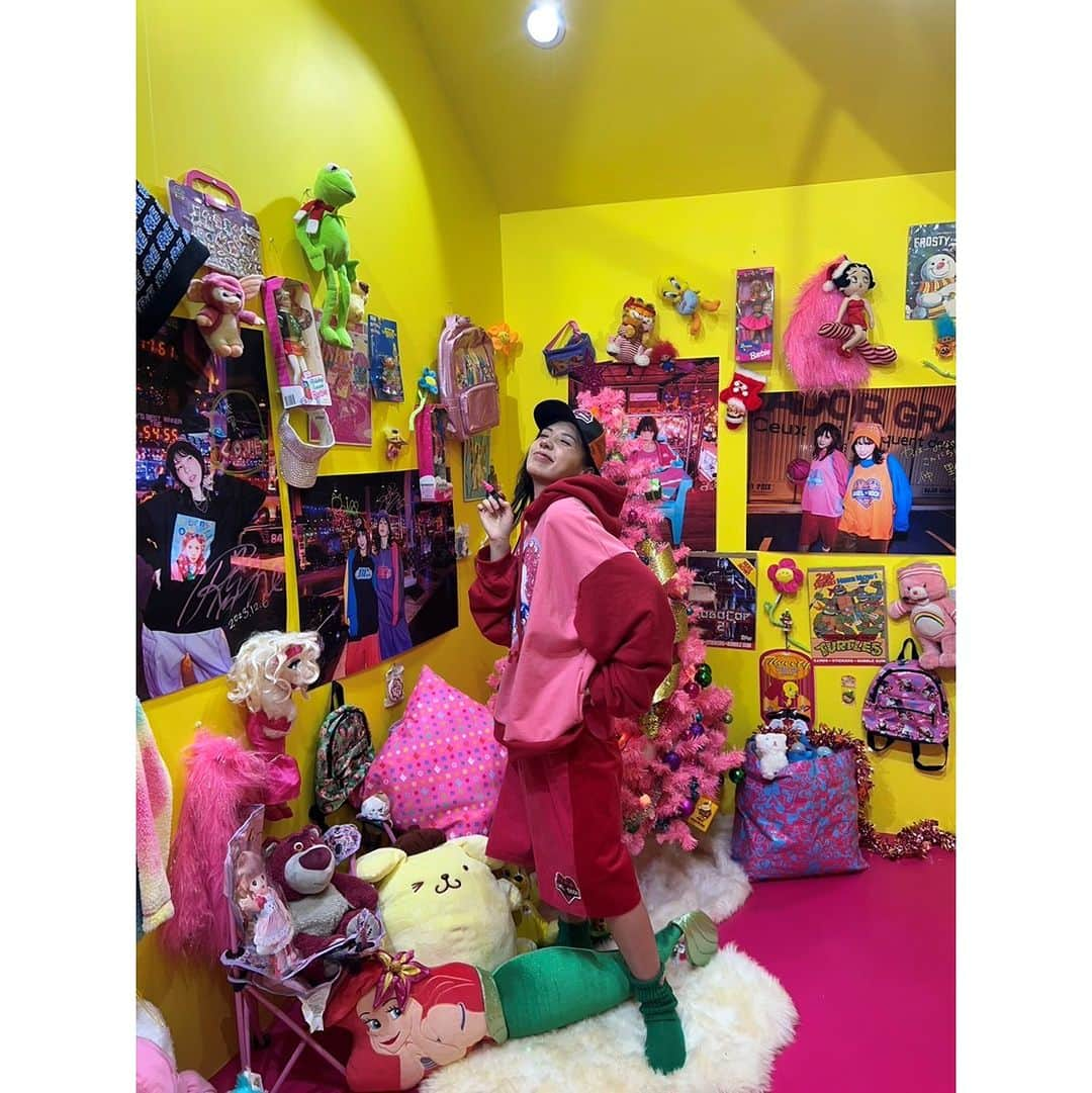 Laforet HARAJUKUさんのインスタグラム写真 - (Laforet HARAJUKUInstagram)「女優　仲里依紗のお洋服屋さんRE.（アールイードット）の期間限定ポップアップショップ第３弾が本日12.7から12.10まで開催！昨夜エントランスの「RE.Xmas Candy House」にサインを描いていただきました。お部屋の中を覗いてみたり同じポーズで写真を撮ったりすればクリスマス気分爆上げ間違いなし！  #ラフォーレ原宿 #ラフォーレ #原宿 #laforetharajuku #laforet #harajuku #popup #RE #仲里依紗」12月7日 11時44分 - laforet_h