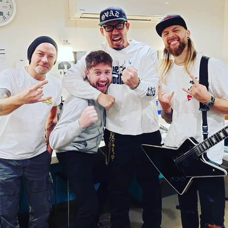 武蔵さんのインスタグラム写真 - (武蔵Instagram)「🤘⚡🤘  I was so happy to see you guys in a long time.   Thank you BFMV @bfmvofficial   現役の後半、入場曲に使っていたBullet For My Valentineのジャパンツアーに行ってきた。 久々にみんなに会えたしライブもめちゃくちゃ盛り上がってホンマ楽しかった。  入場曲"4words"歌う前、いつも俺を紹介してくれてホンマ嬉しいです。  ありがとうMatt  #武蔵 #bulletformyvalentine  #bfmv  #japan  #england  #入場曲 #4words」12月7日 11時45分 - musashi_k1karate