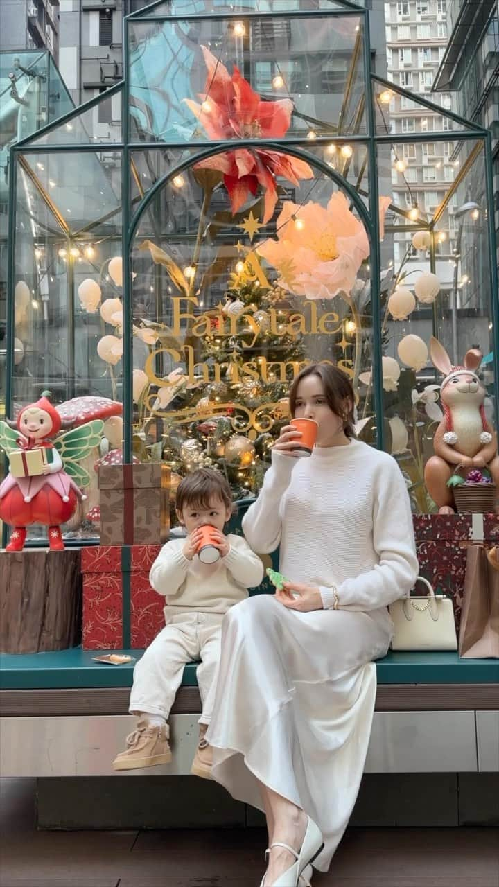 テイラーRのインスタグラム：「@pacificplacehk always makes this time of year memorable🎄.   ‘A Fairytale Christmas’ features a Fairy Light Forest full of charming forest animals, and an adorable boat to sit aboard. Surrounded by sparkling Christmas trees, it was a dream come true for Levi! We also enjoyed a lovely moment at Starstreet Precinct (a great spot for IG pics!)  Can you see Levi’s big smile? He went so crazy with all the delightful activations (Levi’s favourite ⭐️) Following fairies, solving secret riddles and puzzles… there are lots of fun tasks to complete, so be sure to make time on your weekend, and remember to register online in advance!  #ThisIsThePlace #PacificPlaceHK #ThePlaceForChristmas #PPFairytaleChristmas #EnchantingMomentsAtPP」