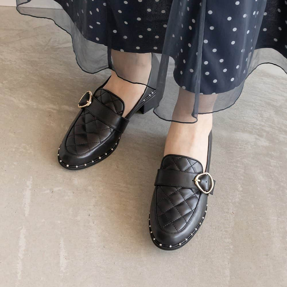 RANDAさんのインスタグラム写真 - (RANDAInstagram)「. 【QUILTING LOAFERS】   どの角度から見てもきらきらと輝くピースデザインが目を惹くキルティングローファー。 ぷっくりとしたキルティングデザインが可愛い一足。 華奢なパーツとキルティングデザインが洗練された足元を演出してくれます🤎  ──────────  パール×ビジューキルティングローファー （PH32265）9,900 yen 店舗・オンラインストアで販売中  ──────────  ※詳細は @randa_pic プロフィールURLよりご覧ください！   #RANDA #RANDA20th #2023aw #autumn #wintter #キルティングローファー #ローファーコーデ #フェミニンコーデ #秋冬コーデ  #wintercoordinate #instafashion #fashion #ootd #ランダ #ファッション #スタイリング」12月7日 11時50分 - randa_pic