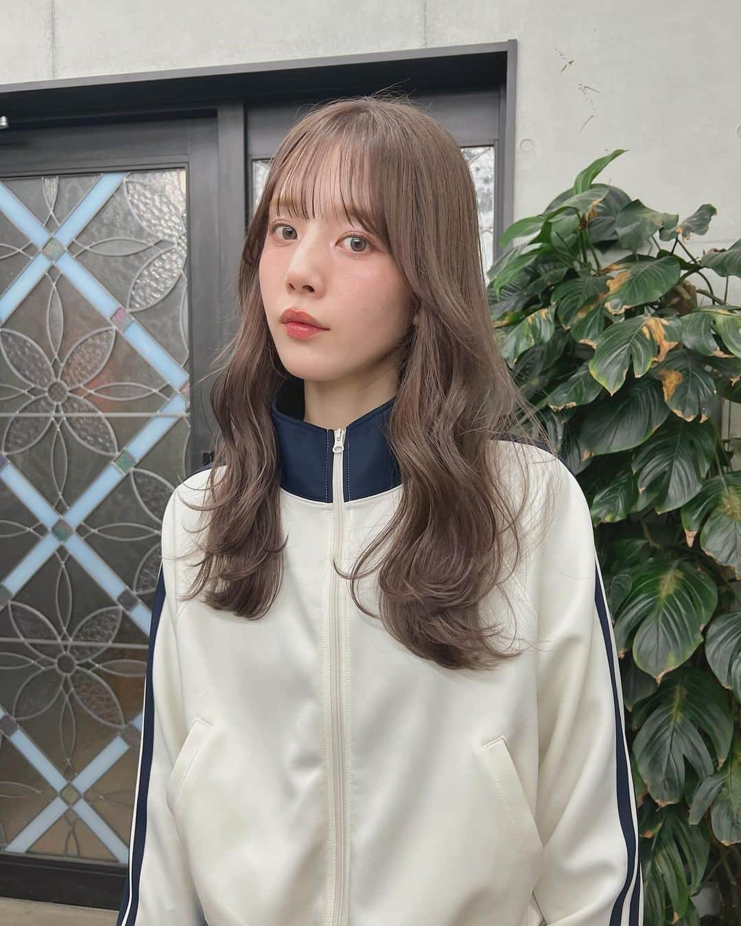 目見田早弥子のインスタグラム：「カラーしました🦋 最近ずっとグレージュでお願いしてるよ🤍 @ryo_hair」