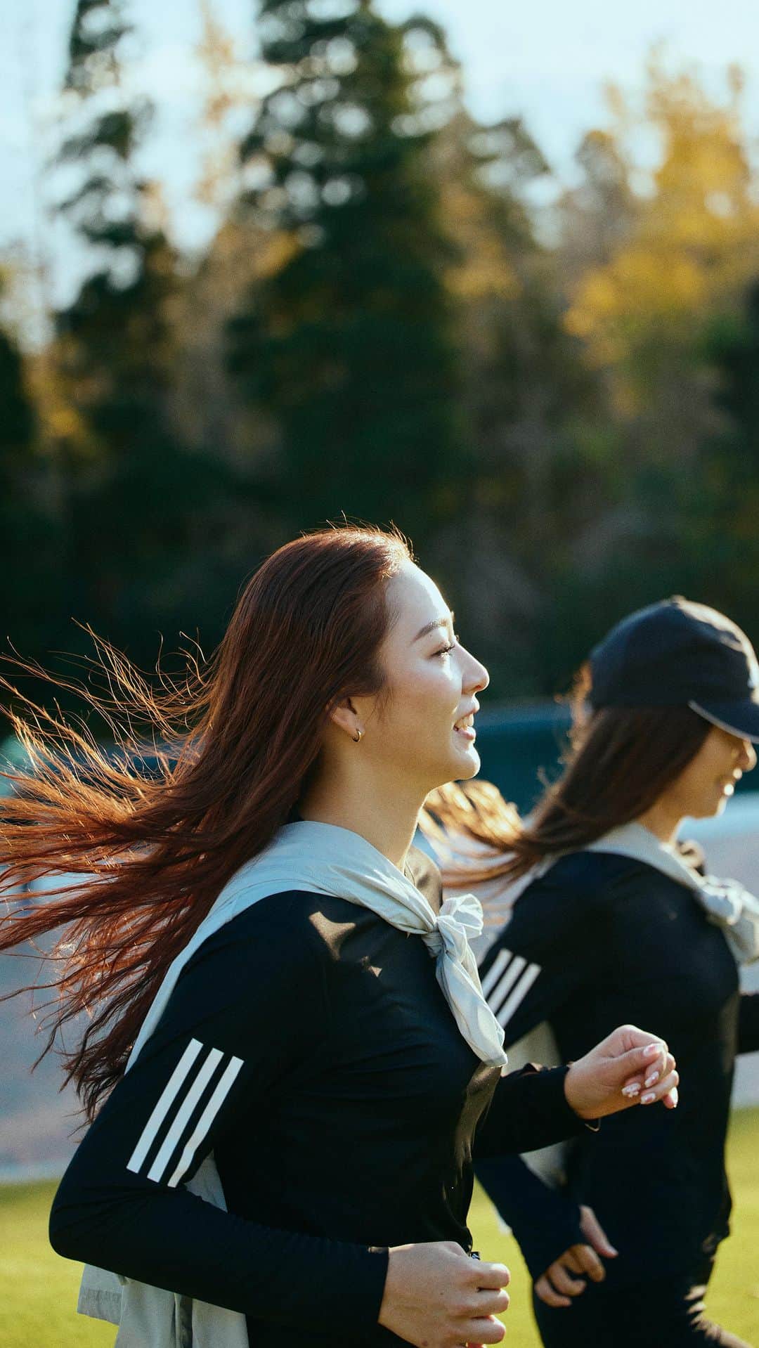 ADIDASTOKYOのインスタグラム：「"快適ランとは、意識しないこと" 気にしないからこそ、純粋に走りを楽しめる。 ランニング後の食事やマッサージ、仲間とのおしゃべりが、走る目的だっていい🏃   毎日のランニングをもっと楽しく快適にする、SUPERNOVA RISEで、とびきり心地いいランニングをしよう✨ 12月8日発売開始。 #adidasSupernova   Link in bio」