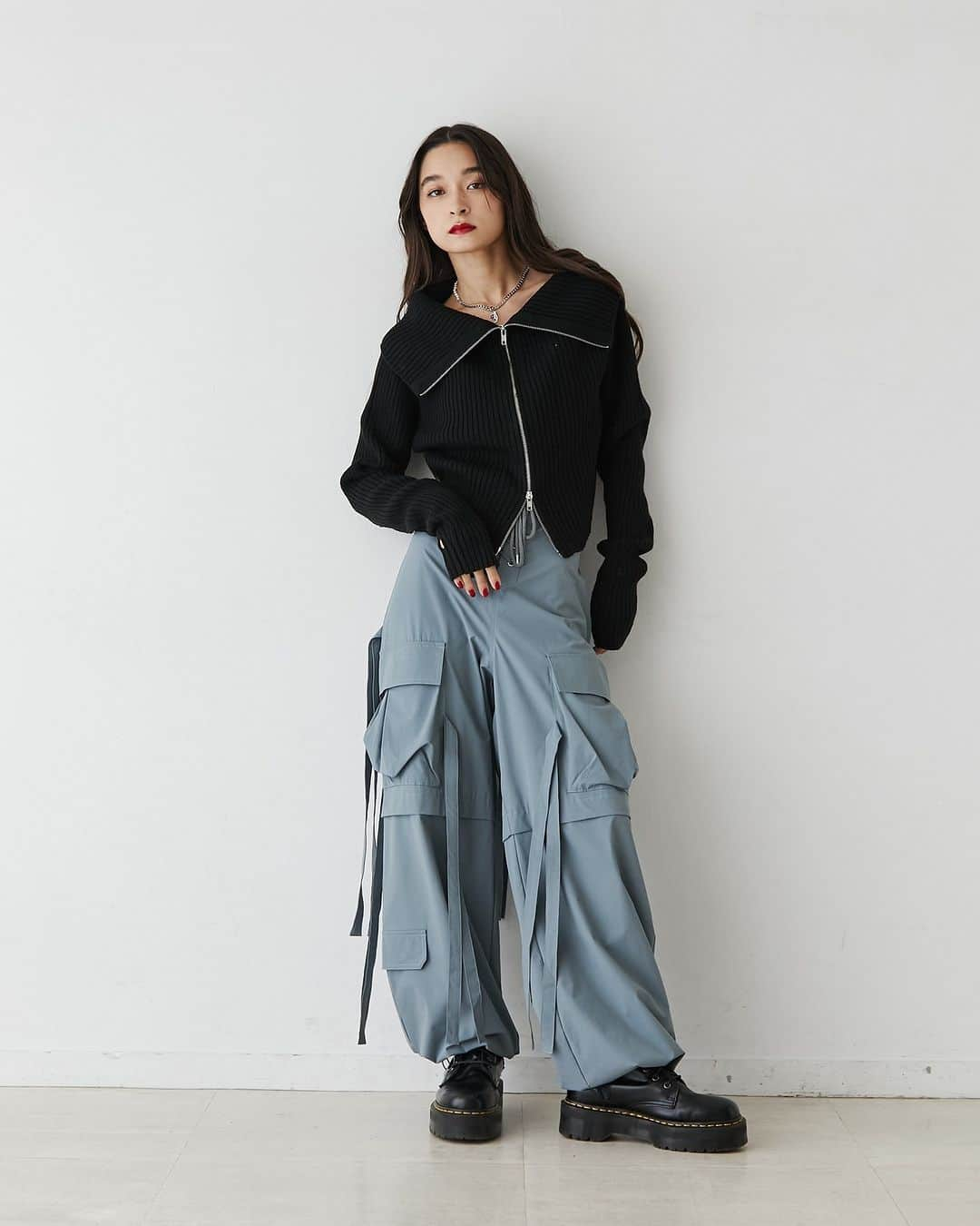 jouetieさんのインスタグラム写真 - (jouetieInstagram)「【 NEW ARRIVAL 】  ▼knit #オフショルZIPリブニットカーデ ¥7,920(tax in) IVR/BLK/BLU  ▼bottoms #レースアップテクノパンツ ¥14,300(tax in) GRY/BLK/BLD  TOPページURLからチェック✔️ 商品詳細は画像をタップ🛒📌  #jouetie #ジュエティ #jouetie_ootd #jouetie_ootd  ----------------------------------------------- #fashion #drmartens #coordinate #code #コーデ #コーディネート #street #ストリート #ストリートファッション #MIXスタイル #MIXコーデ #マーチン #マーチンコーデ #テクノパンツ #ストリート女子 #ブラックコーデ #Y2K #Y2Kコーデ #ニット #オフショルニット #ニットコーデ #モノトーンコーデ」12月7日 12時00分 - jouetie_official