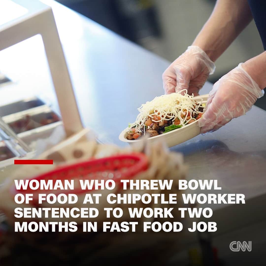 CNNのインスタグラム：「A woman who threw a bowl of hot food in the face of a Chipotle worker has been sentenced to a month in jail — and two months working a fast food job.  Rosemary Hayne, a 39-year-old mother of four, pleaded guilty to a misdemeanor assault charge and received the sentence last week. Judge Timothy Gilligan gave her the choice of a 90-day jail sentence or a 30-day sentence on top of 60 days working in a fast food job.  Read more at the link in our bio.  📸: Luke Sharrett/Bloomberg/Getty Images/FILE」