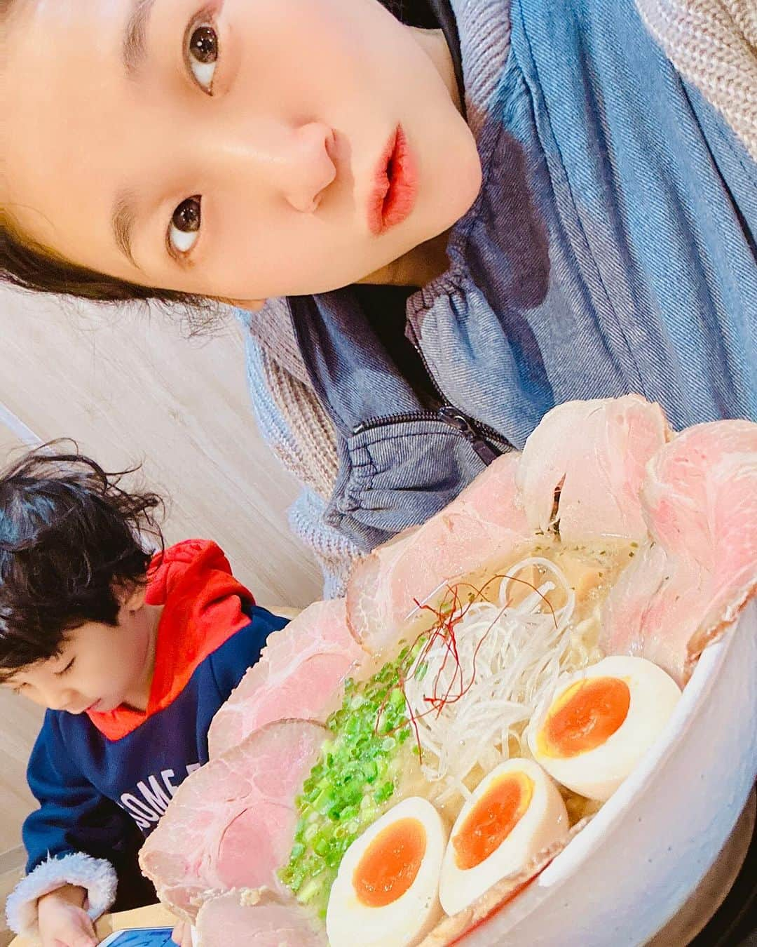 世手子のインスタグラム：「PR  Popular ramen in Kyoto🍜 Great with no additives👏👏👏 Thank you for joining us, myson🤗 #弾丸ツアー 京都❣️続き 京都で人気のラーメン屋さんへ（＾_＾） 常に行列が絶えない‼️ @tsurumusya  #鶴武者 #京小麦 #京都ラーメン #西院グルメ #京都グルメ #kyotoramen #らーめん鶴武者 #西院ラーメン にいってきた(^.^) しかも #無添加ラーメン 素晴らしい(о´∀`о) 優しいお味でチャーシューすごご(*≧∀≦*) #ちゃーしゅー麺 美味しかった(*´꒳`*) 子供も大絶賛👦 息子様、お付き合いいただき有難う🍥」