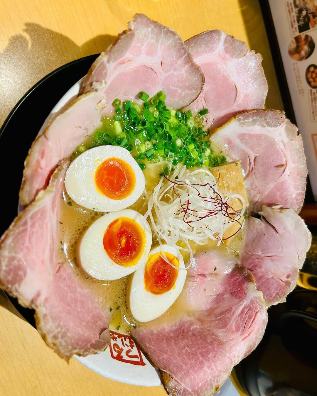 世手子さんのインスタグラム写真 - (世手子Instagram)「PR  Popular ramen in Kyoto🍜 Great with no additives👏👏👏 Thank you for joining us, myson🤗 #弾丸ツアー 京都❣️続き 京都で人気のラーメン屋さんへ（＾_＾） 常に行列が絶えない‼️ @tsurumusya  #鶴武者 #京小麦 #京都ラーメン #西院グルメ #京都グルメ #kyotoramen #らーめん鶴武者 #西院ラーメン にいってきた(^.^) しかも #無添加ラーメン 素晴らしい(о´∀`о) 優しいお味でチャーシューすごご(*≧∀≦*) #ちゃーしゅー麺 美味しかった(*´꒳`*) 子供も大絶賛👦 息子様、お付き合いいただき有難う🍥」12月7日 12時03分 - rojide