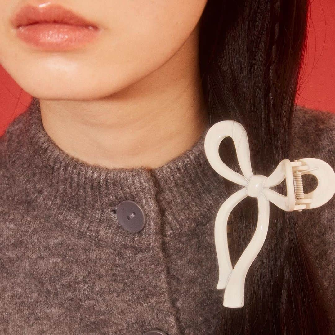 CASSELINIさんのインスタグラム写真 - (CASSELINIInstagram)「💎Casselini selection KOREAN Accessory💎  Casseliniセレクトの韓国アクセサリーが発売！ クリスマスのプチギフトにもぴったりのアクセサリーをチェックして💘  🛒ONLINE SHOP TOPページリンクよりご覧いただけます。 🛒原宿店 渋谷区神宮前5-27-8 03-3400-5584 12:00〜20:00 商品の在庫などのご質問はこちらまで🎄 @casselini_shop  #Casselini #23AW #MIXMATCHROMANTICS #キャセリーニ #アクセサリー #accessory #selection」12月7日 12時14分 - casselini_official