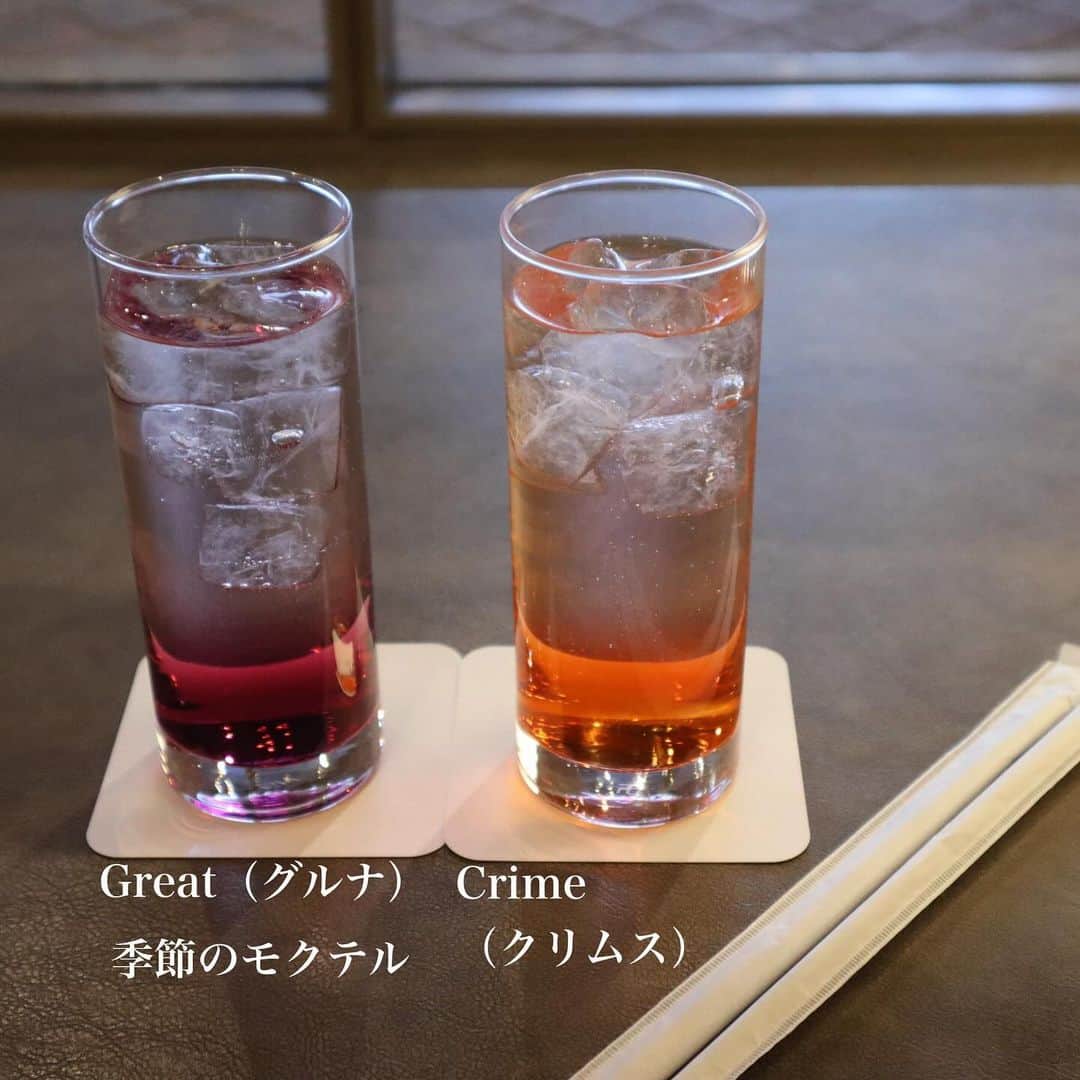 黒帯さんさんのインスタグラム写真 - (黒帯さんInstagram)「【札幌】スノーホワイトアフタヌーンティーセット♡雪のような“純白”スイーツ、ニューオータニイン札幌で  ニューオータニイン札幌は、「スノーホワイトアフタヌーンティーセット」を、2023年12月21日(木)までまで、提供中です。  スノーホワイトアフタヌーンティーセット　2名様  「スノーホワイトアフタヌーンティーセット」は、雪のような“ホワイト”をテーマにしたアフタヌーンティー。雪をイメージして作った、ホワイトが映えるスイーツ＆セイボリーを揃えられています。  苺のショートケーキ ホワイトチョコエクレア ホワイトガトーショコラ ホワイトロールケーキ マカロン レモンゼリーとブランマンジェ 苺サンタクロース 濃厚ホワイトスフレプリン  ホワイトガトーショコラやホワイトロールケーキ、濃厚ホワイトスフレプリンなど、雪をイメージしたまっしろなスイーツが盛りだくさんの アフタヌーンティーセットです。  ＜セイボリー＞ 道産牛の和風ローストビーフサンド ポテトフライ添え  セイボリーには 道産牛の和風ローストビーフサンド ポテトフライ添え を ご用意されています。  ＜ドリンク＞ ロンネフェルトティー7種、コーヒー  お飲み物はドイツの老舗紅茶メーカーロンネフェルトティー (７種 ) と コーヒーをフリーフローでお楽しみいただけます。 モクテル（モクテルはお一人様各1杯限定となります）  スイーツだけではなく食事もしっかり楽しめるアフタヌーンティーになっています。  毎週水曜日はお得なスイーツデイ！ お一人様3,200円を2,880円でご提供されます。 ＷＥＢサイトからの予約に限り【限定20名様】（他クーポン、特典併用不可） ※1F ランデブーラウンジご利用のお客様のみ対象となります  クリスマスフォトコンテストも実施中  「#ニューオータニイン札幌」のタグを付けて、クリスマスフォトフレームを使用した写真をInstagramまたはXに投稿した方の中から抽選で、ニューオータニ札幌サンタからクリスマスプレゼントをお送りします 是非ご参加ください！  #ニューオータニ #ニューオータニイン札幌 #札幌ホ テル #アフタヌーンティー #ディナー #ホテルディナー #食事 #ホテルスイーツ #スイーツ #ガトーショコラ #ロー ルケーキ #スフレ #マカロン #プリン #ショートケ ーキ #いちご #道産牛 #ロンネフェルトティー　@ronnefeldt_japan #ホテル #ホテル女子会 #おでかけ #札幌グルメ #札幌観光 #sapporo #限定 #雪 #白 #ホワイト」12月7日 12時11分 - shin_kuroobisan