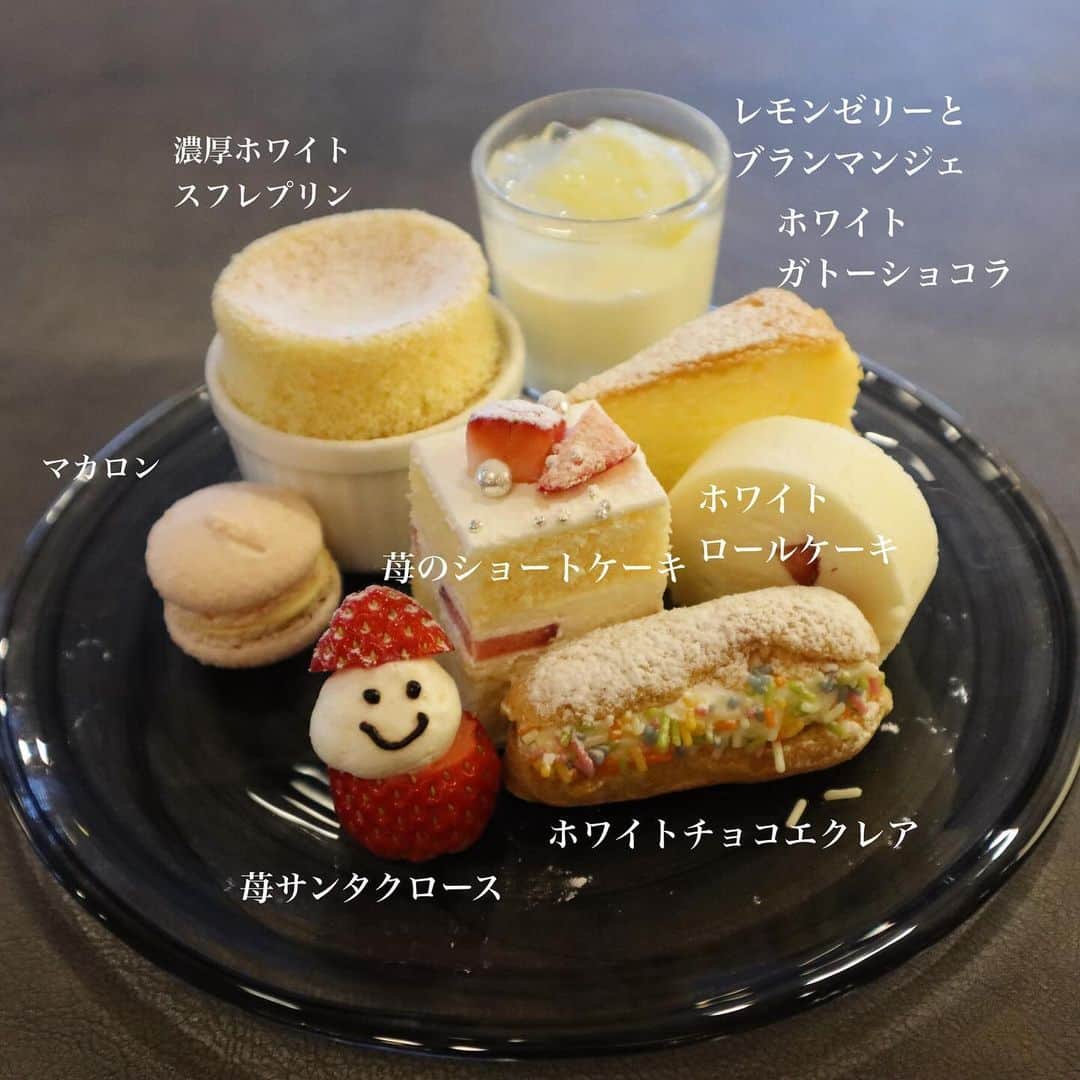 黒帯さんさんのインスタグラム写真 - (黒帯さんInstagram)「【札幌】スノーホワイトアフタヌーンティーセット♡雪のような“純白”スイーツ、ニューオータニイン札幌で  ニューオータニイン札幌は、「スノーホワイトアフタヌーンティーセット」を、2023年12月21日(木)までまで、提供中です。  スノーホワイトアフタヌーンティーセット　2名様  「スノーホワイトアフタヌーンティーセット」は、雪のような“ホワイト”をテーマにしたアフタヌーンティー。雪をイメージして作った、ホワイトが映えるスイーツ＆セイボリーを揃えられています。  苺のショートケーキ ホワイトチョコエクレア ホワイトガトーショコラ ホワイトロールケーキ マカロン レモンゼリーとブランマンジェ 苺サンタクロース 濃厚ホワイトスフレプリン  ホワイトガトーショコラやホワイトロールケーキ、濃厚ホワイトスフレプリンなど、雪をイメージしたまっしろなスイーツが盛りだくさんの アフタヌーンティーセットです。  ＜セイボリー＞ 道産牛の和風ローストビーフサンド ポテトフライ添え  セイボリーには 道産牛の和風ローストビーフサンド ポテトフライ添え を ご用意されています。  ＜ドリンク＞ ロンネフェルトティー7種、コーヒー  お飲み物はドイツの老舗紅茶メーカーロンネフェルトティー (７種 ) と コーヒーをフリーフローでお楽しみいただけます。 モクテル（モクテルはお一人様各1杯限定となります）  スイーツだけではなく食事もしっかり楽しめるアフタヌーンティーになっています。  毎週水曜日はお得なスイーツデイ！ お一人様3,200円を2,880円でご提供されます。 ＷＥＢサイトからの予約に限り【限定20名様】（他クーポン、特典併用不可） ※1F ランデブーラウンジご利用のお客様のみ対象となります  クリスマスフォトコンテストも実施中  「#ニューオータニイン札幌」のタグを付けて、クリスマスフォトフレームを使用した写真をInstagramまたはXに投稿した方の中から抽選で、ニューオータニ札幌サンタからクリスマスプレゼントをお送りします 是非ご参加ください！  #ニューオータニ #ニューオータニイン札幌 #札幌ホ テル #アフタヌーンティー #ディナー #ホテルディナー #食事 #ホテルスイーツ #スイーツ #ガトーショコラ #ロー ルケーキ #スフレ #マカロン #プリン #ショートケ ーキ #いちご #道産牛 #ロンネフェルトティー　@ronnefeldt_japan #ホテル #ホテル女子会 #おでかけ #札幌グルメ #札幌観光 #sapporo #限定 #雪 #白 #ホワイト」12月7日 12時11分 - shin_kuroobisan