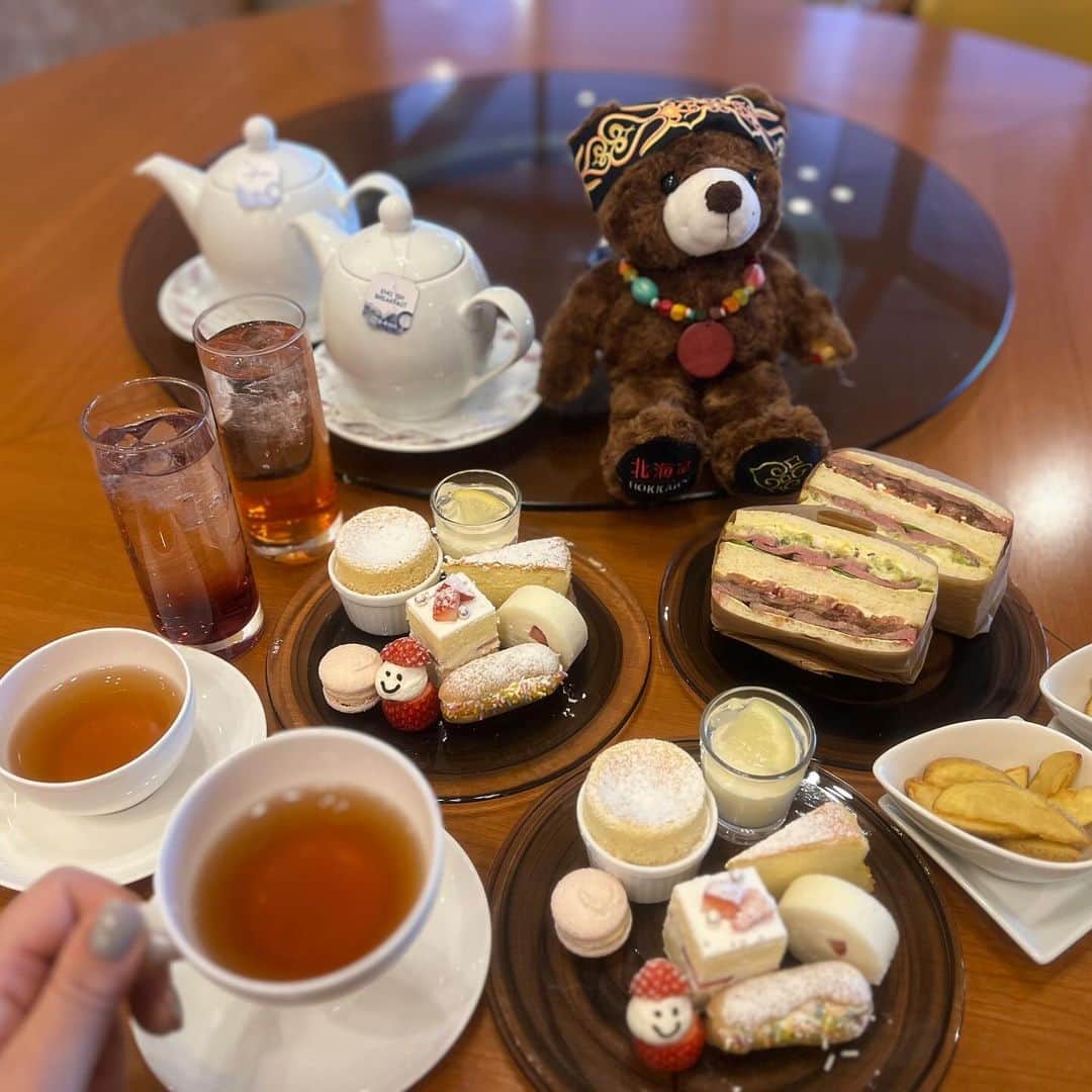 黒帯さんさんのインスタグラム写真 - (黒帯さんInstagram)「【札幌】スノーホワイトアフタヌーンティーセット♡雪のような“純白”スイーツ、ニューオータニイン札幌で  ニューオータニイン札幌は、「スノーホワイトアフタヌーンティーセット」を、2023年12月21日(木)までまで、提供中です。  スノーホワイトアフタヌーンティーセット　2名様  「スノーホワイトアフタヌーンティーセット」は、雪のような“ホワイト”をテーマにしたアフタヌーンティー。雪をイメージして作った、ホワイトが映えるスイーツ＆セイボリーを揃えられています。  苺のショートケーキ ホワイトチョコエクレア ホワイトガトーショコラ ホワイトロールケーキ マカロン レモンゼリーとブランマンジェ 苺サンタクロース 濃厚ホワイトスフレプリン  ホワイトガトーショコラやホワイトロールケーキ、濃厚ホワイトスフレプリンなど、雪をイメージしたまっしろなスイーツが盛りだくさんの アフタヌーンティーセットです。  ＜セイボリー＞ 道産牛の和風ローストビーフサンド ポテトフライ添え  セイボリーには 道産牛の和風ローストビーフサンド ポテトフライ添え を ご用意されています。  ＜ドリンク＞ ロンネフェルトティー7種、コーヒー  お飲み物はドイツの老舗紅茶メーカーロンネフェルトティー (７種 ) と コーヒーをフリーフローでお楽しみいただけます。 モクテル（モクテルはお一人様各1杯限定となります）  スイーツだけではなく食事もしっかり楽しめるアフタヌーンティーになっています。  毎週水曜日はお得なスイーツデイ！ お一人様3,200円を2,880円でご提供されます。 ＷＥＢサイトからの予約に限り【限定20名様】（他クーポン、特典併用不可） ※1F ランデブーラウンジご利用のお客様のみ対象となります  クリスマスフォトコンテストも実施中  「#ニューオータニイン札幌」のタグを付けて、クリスマスフォトフレームを使用した写真をInstagramまたはXに投稿した方の中から抽選で、ニューオータニ札幌サンタからクリスマスプレゼントをお送りします 是非ご参加ください！  #ニューオータニ #ニューオータニイン札幌 #札幌ホ テル #アフタヌーンティー #ディナー #ホテルディナー #食事 #ホテルスイーツ #スイーツ #ガトーショコラ #ロー ルケーキ #スフレ #マカロン #プリン #ショートケ ーキ #いちご #道産牛 #ロンネフェルトティー　@ronnefeldt_japan #ホテル #ホテル女子会 #おでかけ #札幌グルメ #札幌観光 #sapporo #限定 #雪 #白 #ホワイト」12月7日 12時11分 - shin_kuroobisan
