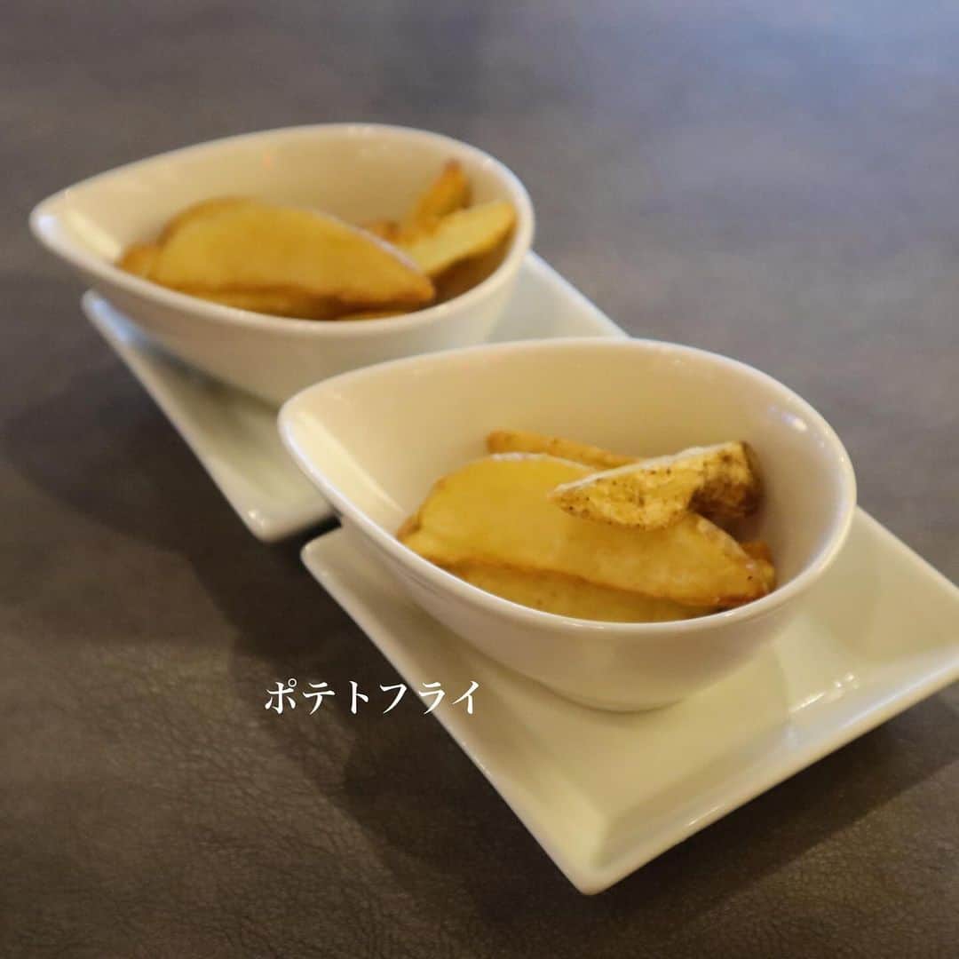 黒帯さんさんのインスタグラム写真 - (黒帯さんInstagram)「【札幌】スノーホワイトアフタヌーンティーセット♡雪のような“純白”スイーツ、ニューオータニイン札幌で  ニューオータニイン札幌は、「スノーホワイトアフタヌーンティーセット」を、2023年12月21日(木)までまで、提供中です。  スノーホワイトアフタヌーンティーセット　2名様  「スノーホワイトアフタヌーンティーセット」は、雪のような“ホワイト”をテーマにしたアフタヌーンティー。雪をイメージして作った、ホワイトが映えるスイーツ＆セイボリーを揃えられています。  苺のショートケーキ ホワイトチョコエクレア ホワイトガトーショコラ ホワイトロールケーキ マカロン レモンゼリーとブランマンジェ 苺サンタクロース 濃厚ホワイトスフレプリン  ホワイトガトーショコラやホワイトロールケーキ、濃厚ホワイトスフレプリンなど、雪をイメージしたまっしろなスイーツが盛りだくさんの アフタヌーンティーセットです。  ＜セイボリー＞ 道産牛の和風ローストビーフサンド ポテトフライ添え  セイボリーには 道産牛の和風ローストビーフサンド ポテトフライ添え を ご用意されています。  ＜ドリンク＞ ロンネフェルトティー7種、コーヒー  お飲み物はドイツの老舗紅茶メーカーロンネフェルトティー (７種 ) と コーヒーをフリーフローでお楽しみいただけます。 モクテル（モクテルはお一人様各1杯限定となります）  スイーツだけではなく食事もしっかり楽しめるアフタヌーンティーになっています。  毎週水曜日はお得なスイーツデイ！ お一人様3,200円を2,880円でご提供されます。 ＷＥＢサイトからの予約に限り【限定20名様】（他クーポン、特典併用不可） ※1F ランデブーラウンジご利用のお客様のみ対象となります  クリスマスフォトコンテストも実施中  「#ニューオータニイン札幌」のタグを付けて、クリスマスフォトフレームを使用した写真をInstagramまたはXに投稿した方の中から抽選で、ニューオータニ札幌サンタからクリスマスプレゼントをお送りします 是非ご参加ください！  #ニューオータニ #ニューオータニイン札幌 #札幌ホ テル #アフタヌーンティー #ディナー #ホテルディナー #食事 #ホテルスイーツ #スイーツ #ガトーショコラ #ロー ルケーキ #スフレ #マカロン #プリン #ショートケ ーキ #いちご #道産牛 #ロンネフェルトティー　@ronnefeldt_japan #ホテル #ホテル女子会 #おでかけ #札幌グルメ #札幌観光 #sapporo #限定 #雪 #白 #ホワイト」12月7日 12時11分 - shin_kuroobisan