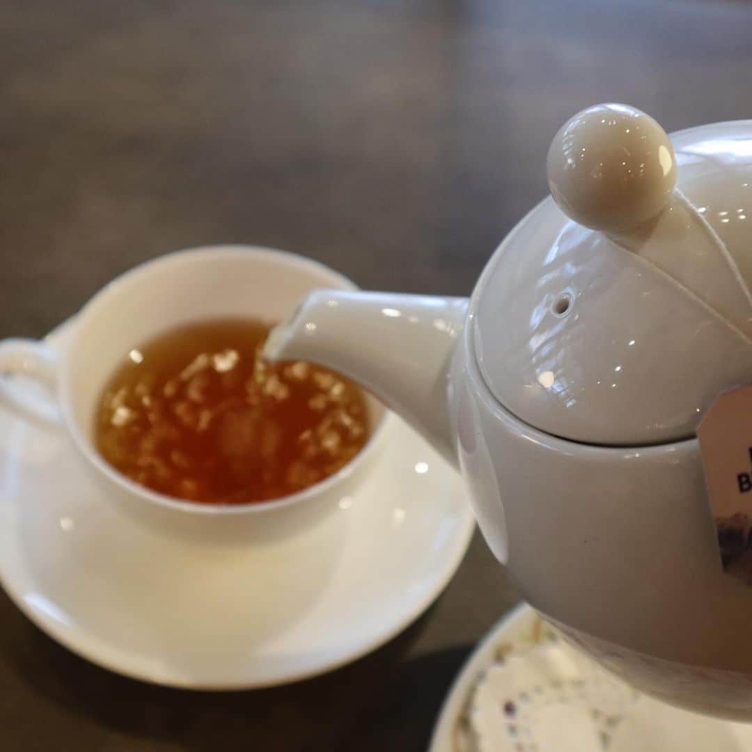 黒帯さんさんのインスタグラム写真 - (黒帯さんInstagram)「【札幌】スノーホワイトアフタヌーンティーセット♡雪のような“純白”スイーツ、ニューオータニイン札幌で  ニューオータニイン札幌は、「スノーホワイトアフタヌーンティーセット」を、2023年12月21日(木)までまで、提供中です。  スノーホワイトアフタヌーンティーセット　2名様  「スノーホワイトアフタヌーンティーセット」は、雪のような“ホワイト”をテーマにしたアフタヌーンティー。雪をイメージして作った、ホワイトが映えるスイーツ＆セイボリーを揃えられています。  苺のショートケーキ ホワイトチョコエクレア ホワイトガトーショコラ ホワイトロールケーキ マカロン レモンゼリーとブランマンジェ 苺サンタクロース 濃厚ホワイトスフレプリン  ホワイトガトーショコラやホワイトロールケーキ、濃厚ホワイトスフレプリンなど、雪をイメージしたまっしろなスイーツが盛りだくさんの アフタヌーンティーセットです。  ＜セイボリー＞ 道産牛の和風ローストビーフサンド ポテトフライ添え  セイボリーには 道産牛の和風ローストビーフサンド ポテトフライ添え を ご用意されています。  ＜ドリンク＞ ロンネフェルトティー7種、コーヒー  お飲み物はドイツの老舗紅茶メーカーロンネフェルトティー (７種 ) と コーヒーをフリーフローでお楽しみいただけます。 モクテル（モクテルはお一人様各1杯限定となります）  スイーツだけではなく食事もしっかり楽しめるアフタヌーンティーになっています。  毎週水曜日はお得なスイーツデイ！ お一人様3,200円を2,880円でご提供されます。 ＷＥＢサイトからの予約に限り【限定20名様】（他クーポン、特典併用不可） ※1F ランデブーラウンジご利用のお客様のみ対象となります  クリスマスフォトコンテストも実施中  「#ニューオータニイン札幌」のタグを付けて、クリスマスフォトフレームを使用した写真をInstagramまたはXに投稿した方の中から抽選で、ニューオータニ札幌サンタからクリスマスプレゼントをお送りします 是非ご参加ください！  #ニューオータニ #ニューオータニイン札幌 #札幌ホ テル #アフタヌーンティー #ディナー #ホテルディナー #食事 #ホテルスイーツ #スイーツ #ガトーショコラ #ロー ルケーキ #スフレ #マカロン #プリン #ショートケ ーキ #いちご #道産牛 #ロンネフェルトティー　@ronnefeldt_japan #ホテル #ホテル女子会 #おでかけ #札幌グルメ #札幌観光 #sapporo #限定 #雪 #白 #ホワイト」12月7日 12時11分 - shin_kuroobisan