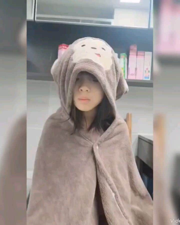 チョン・ガウンのインスタグラム：「👍디스콜 거품치약은 거품가글이라고도 불려요~   혹~시나 칫솔을 깜빡했을 때 아이가 양치하기 귀찮아할 때   👉디스콜 거품치약으로  가글하는것만으로도 🚩세균제거 🚩플라그제거가 되요.   아무리 귀찮아도 피곤해도 우리의 입안은 소중하잖아요.   물론 여유가 있을 때는 칫솔질로 양치를 해주시는 게 가장 좋아요.   일반 가글은 알콜 성분이 있어서 입이 자주 마르고 헐기도 하는 경우가 있다고 해요.   우리 디스콜 치약은  ✔️無알콜 ✔️無연마제  ✔️등 21가지 유해한 성분이 없어요.   30초 가글만으로도  🚩세균제거!  🚩플라그 제거!  🚩살균 88.8%   디스콜 치약 !! 꼭 가글로도 활용해 보세요.  #디스콜거품치약」