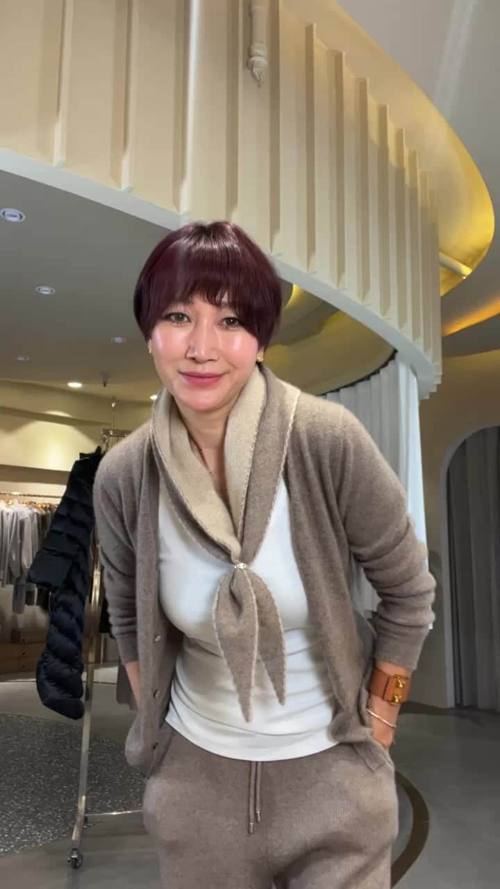 ピョン･ジョンスのインスタグラム：「오픈되니 궁금한게 더 많죠?  천천히 사이트에서 시키는대로 잘 누르세요  스타일링은 제가 책임질께요  어제 저녁 이 바지를 입고 들어가서  또 입고 잤어요  🙈🙈🙈🙈벗을수가 없어요  통바지다보니 무릎도 잘 안나오고  모자들은 매장에서도 500개이상 판매된 오픈하자마자 난리난 제품들이에요   우리 호야샵위해 20%off 프리오더합니다  🔝토욜까지밖에 못해요 ㅠㅠ  Syuu x Su 브랜드하나 론칭할까요? 🤪🤪🤪🤪🤪 본인사이즈대로 하세용  스커트 바지도 후회없어요」