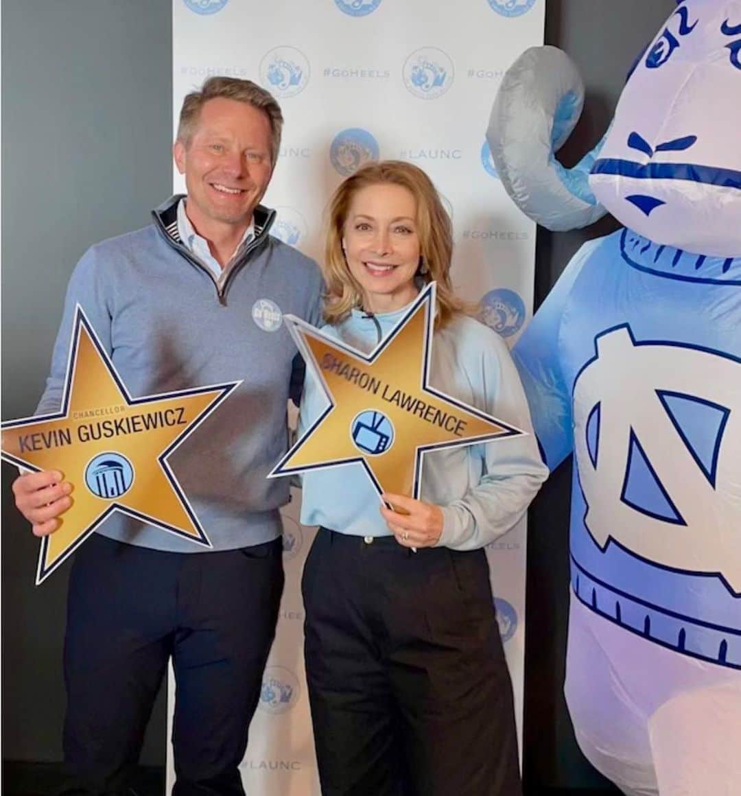 シャロン・ローレンスのインスタグラム：「Today’s news about #Chancellor @kevinguskiewicz is bittersweet. As a #Tarheel , I am sorry to see him leave @uncchapelhill , which he has served so well, BUT…I’m married to a @michiganstateu  Spartan and we are delighted he’s coming to lead in #EastLansing 👏Congratulations, Sir! We’ll both look good in Green 😉#GoGreen💚 dailytarheel.com/article/2023/1…」