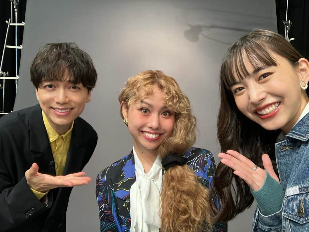 日本テレビ「おしゃれイズム」さんのインスタグラム写真 - (日本テレビ「おしゃれイズム」Instagram)「‪#育三郎s_eye‬  収録の合間に @ikusaburo_yamazaki が番組専用スマホでゆる〜く写真撮影していくこの企画。 今回カメラロールに残されていたのは…  ゲスト #peco さんとの収録後の3S！ たくさんの想いを込めて語っていただいた後のこの表情✨ 最後のクリップ撮影も最高の一枚でしたがこちらも素敵です💖  今回も大反響の放送に☺️ みなさんぜひ何度でもご覧ください❣️  #見逃し配信はTVerとhuluで #山崎育三郎 #井桁弘恵 #おしゃれクリップ‪」12月7日 12時25分 - oshare_clip_ntv