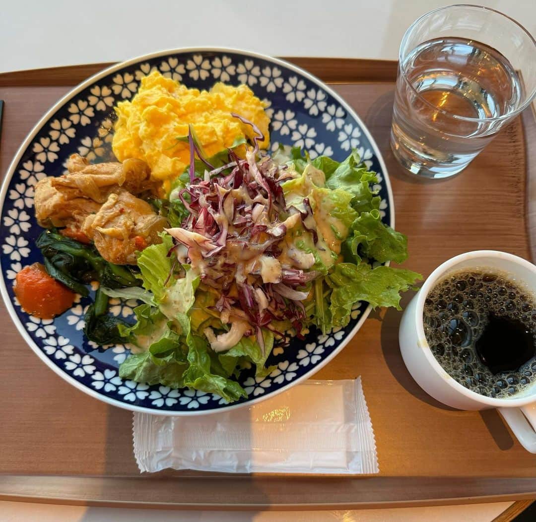 斎藤ノブのインスタグラム：「#朝食 #スクランブルエッグ #サラダ #チキン煮込み  @nobu.saito」