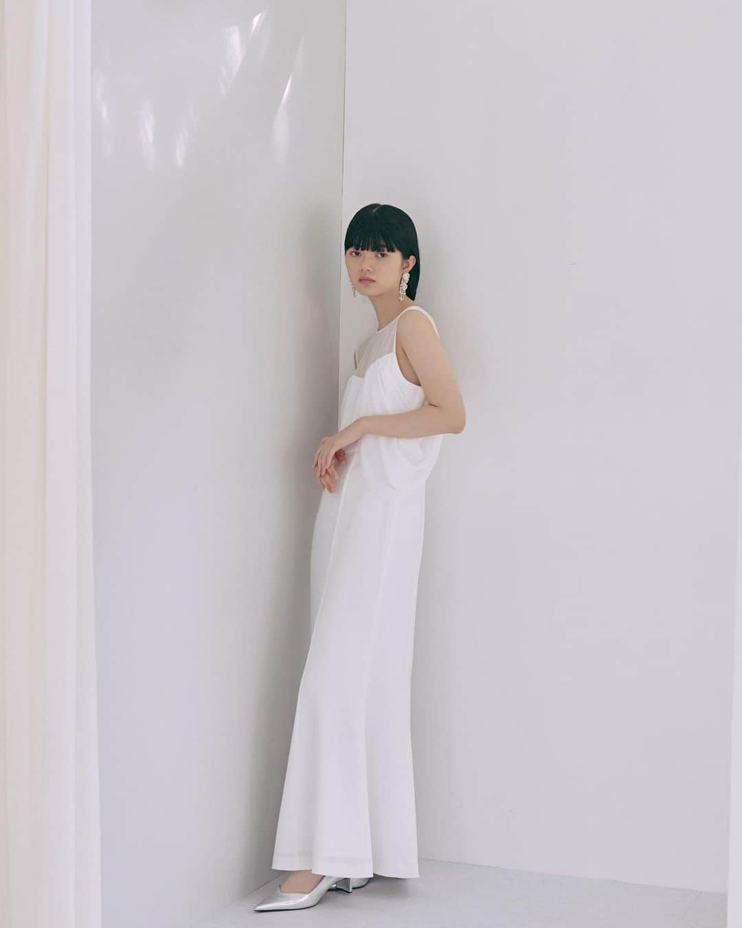 kaene －カエン－さんのインスタグラム写真 - (kaene －カエン－Instagram)「- re stock -  ▪︎Draped sleeveless dress ドレープスリーブドレス / No.100884 ▪︎color : white / black ▪︎size : 34 / 36 / 38  袖が2way仕様のドレス。 ドレープスリーブに手を通さずに、ノースリーブデザインとしてもご着用いただけます。  coordinate＿＿＿＿＿＿＿＿＿＿＿＿＿＿＿＿＿＿＿  ▪︎Jellyfish earrings ジェリーフィッシュピアス_No.031827  🖤🤍  #kaene #weddingdress #ウェディング前撮り  #フォトウェディング」12月7日 12時34分 - kaene_official