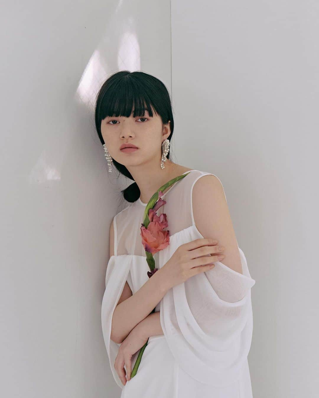 kaene －カエン－さんのインスタグラム写真 - (kaene －カエン－Instagram)「- re stock -  ▪︎Draped sleeveless dress ドレープスリーブドレス / No.100884 ▪︎color : white / black ▪︎size : 34 / 36 / 38  袖が2way仕様のドレス。 ドレープスリーブに手を通さずに、ノースリーブデザインとしてもご着用いただけます。  coordinate＿＿＿＿＿＿＿＿＿＿＿＿＿＿＿＿＿＿＿  ▪︎Jellyfish earrings ジェリーフィッシュピアス_No.031827  🖤🤍  #kaene #weddingdress #ウェディング前撮り  #フォトウェディング」12月7日 12時34分 - kaene_official