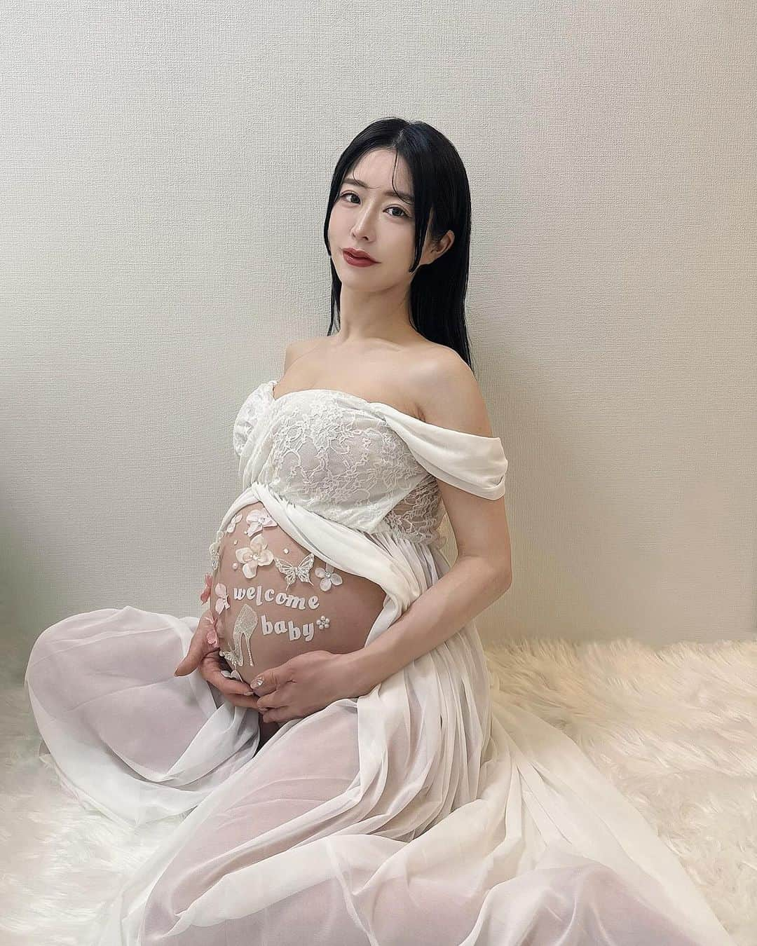 ひこ乃さんのインスタグラム写真 - (ひこ乃Instagram)「🤰出産予定日✧2023.12.6  どんどん大きくなるお腹や太っていく体に 気持ちが付いていけなくて、現実を見たくなくて🥲  お腹の写真はほぼ撮らずにいてあまりマタニティフォト には興味がなかったけど、とっても可愛いマタニティシール を見つけていざ撮ってみたらシールは可愛すぎるし 今しかない体型だしって思って！！ 記念になって撮影して良かった💐🥺  @toantoan1130 ここのお店のです🌸  好きなイメージでオーダーできたので、ベビさんが 女の子だからピンクをモチーフにガラスの靴(いつか 素敵な人に出会ってね的な想いを込めて😆)と キラキラの蝶々🥺可愛すぎる組み合わせ..😭🩷  繰り返して貼れるし医療用シールだから妊婦さんも 赤ちゃんも安心して貼れるところも◎🩷 お家で気軽に撮れるのもいいよね😽  出産予定日だった昨日upしようとしたのに 寝落ちしてしまった😴 まだまだ出てきそうにありません👶🏻 今3119kgで私は16kgくらい太った(え 早く痩せたい..😴  #妊娠9ヶ月#妊娠39週#臨月妊婦#セルフマタニティフォト#マタニティシール#マタニティ記録」12月7日 12時36分 - hikono0909